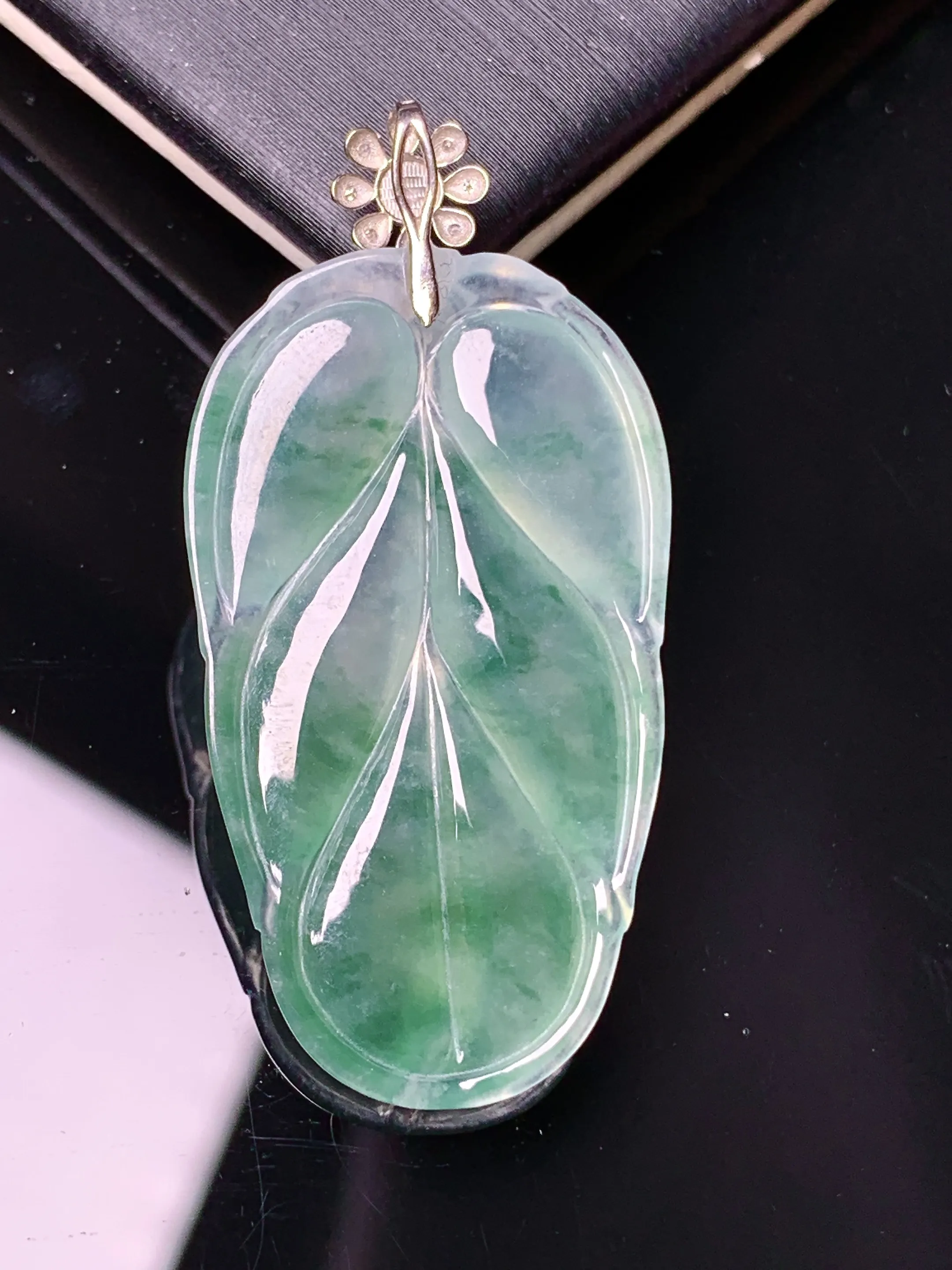 18k金钻镶嵌冰种飘绿树叶吊坠 玉质细腻 色泽清新艳丽 整体尺寸39.8*19.3*3.8