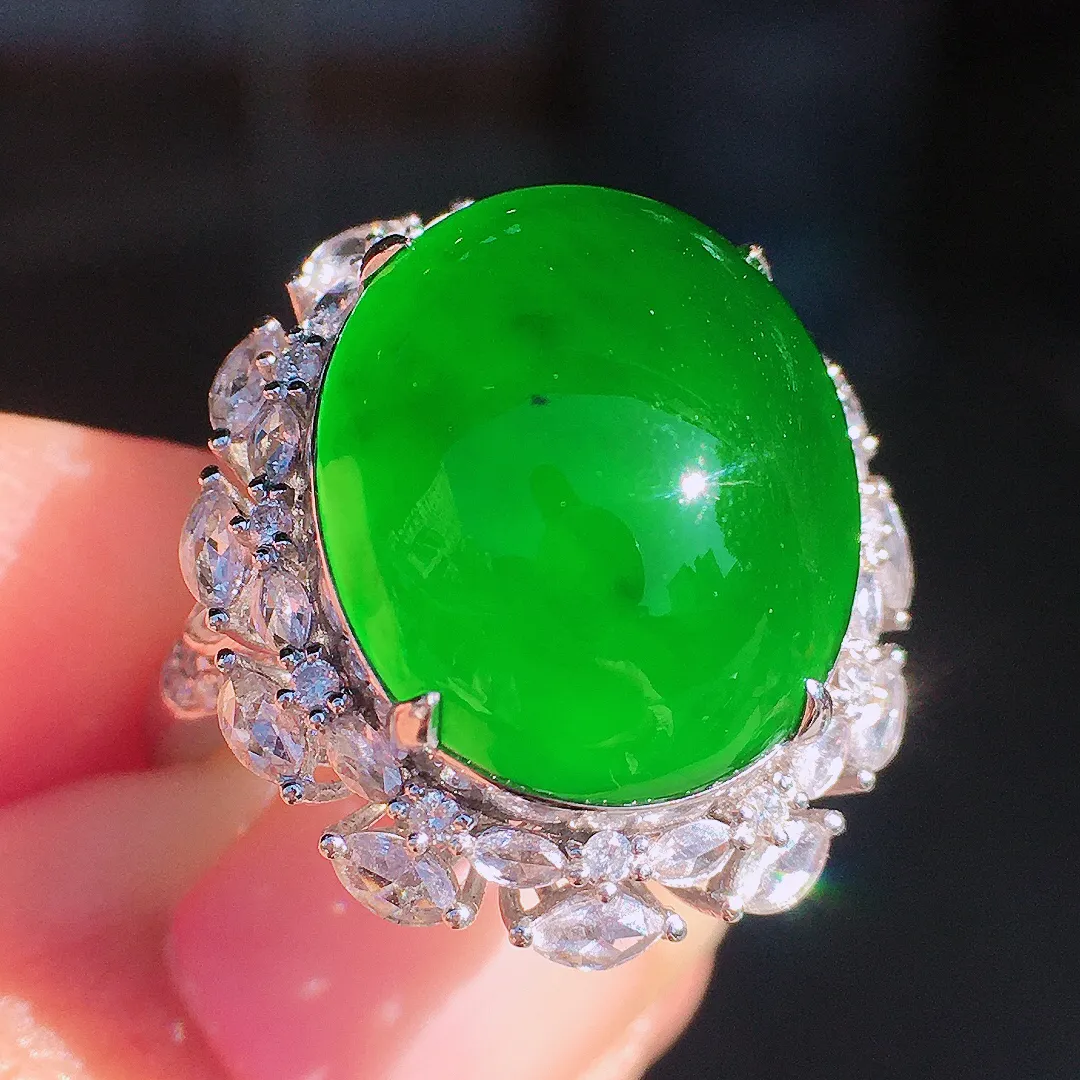 阳绿蛋面戒指，色泽均匀艳丽，玉质细腻，荧光感超
强，饱满圆润，尽显优雅气质，18k
金豪华镶嵌