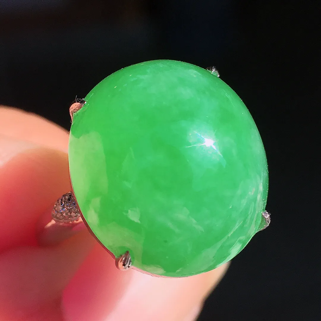 阳绿蛋面戒指，色泽均匀艳丽，玉质细腻，荧光感超
强，饱满圆润，尽显优雅气质，18k
金豪华镶嵌