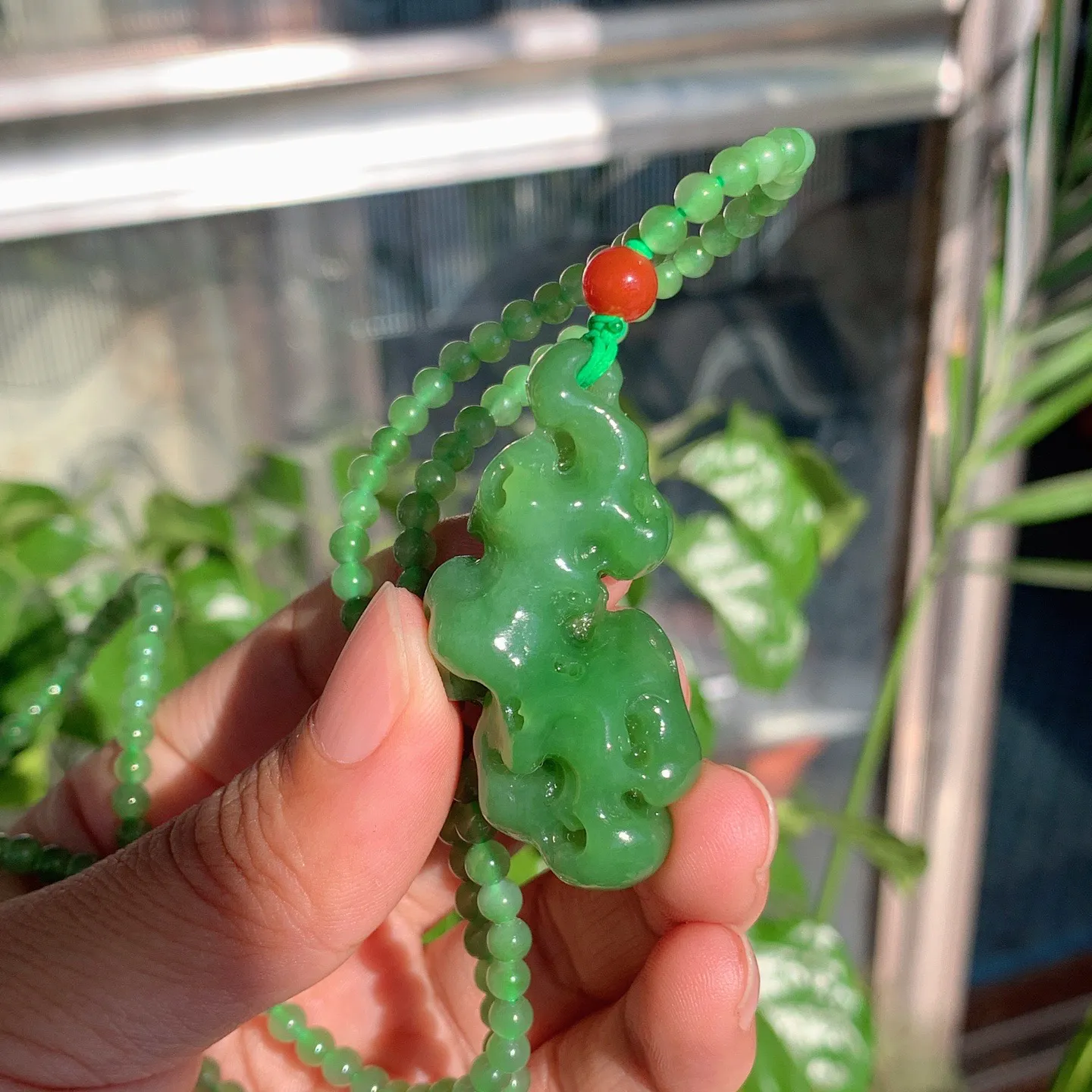 和田玉阳绿俄罗斯碧玉太湖石挂件。尺寸46/26/14重29克。玉质细腻油润。手推出油。品相大气。lt251120