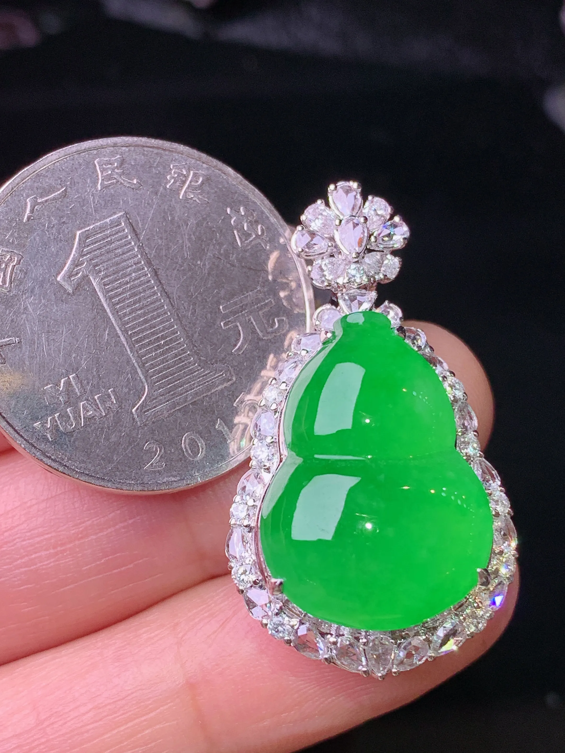 18k金钻镶嵌满绿葫芦吊坠 玉质细腻 色泽清新艳丽 整体尺寸34*18.8*12.5