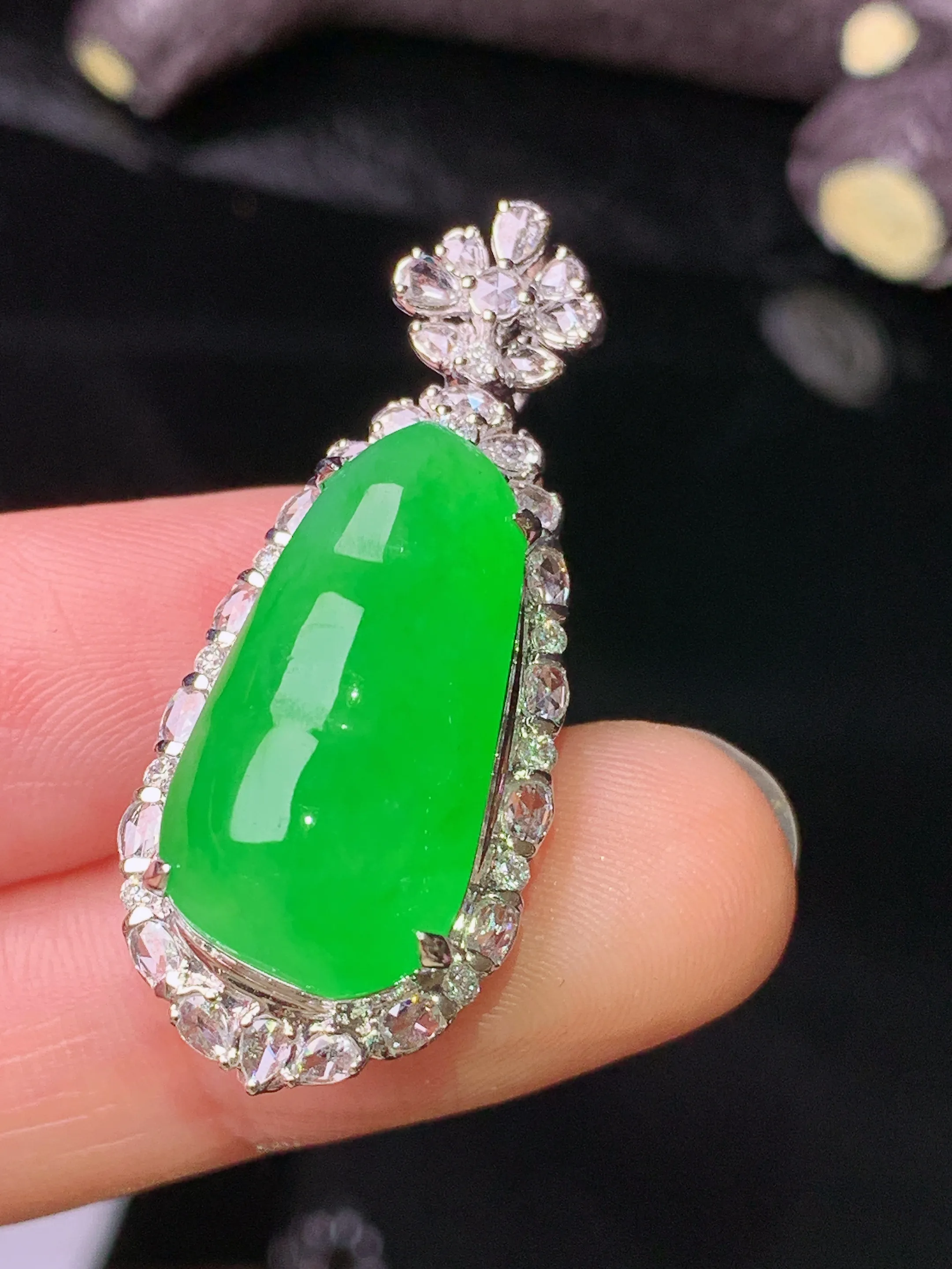 18k金钻镶嵌满绿四季豆吊坠 玉质细腻 色泽清新艳丽 整体尺寸37*15.2*12.3