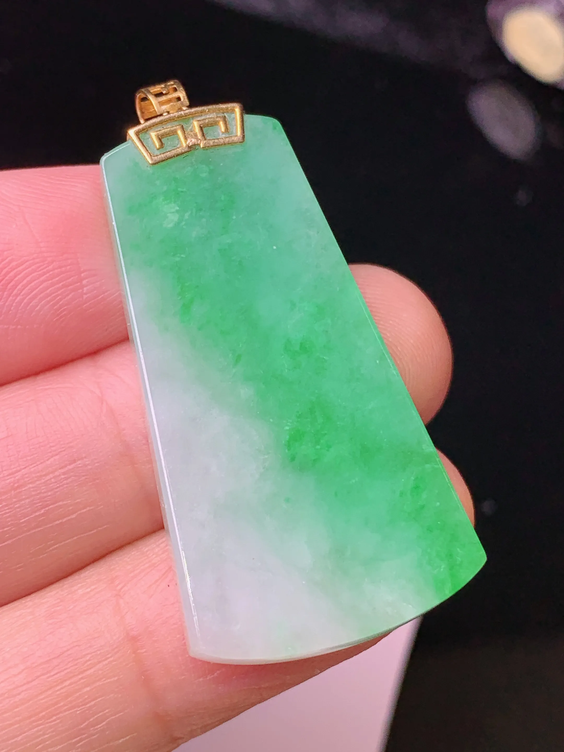 18k金镶嵌翠绿无事牌吊坠 玉质细腻 色泽清新艳丽 整体尺寸40.5*19*3.8
