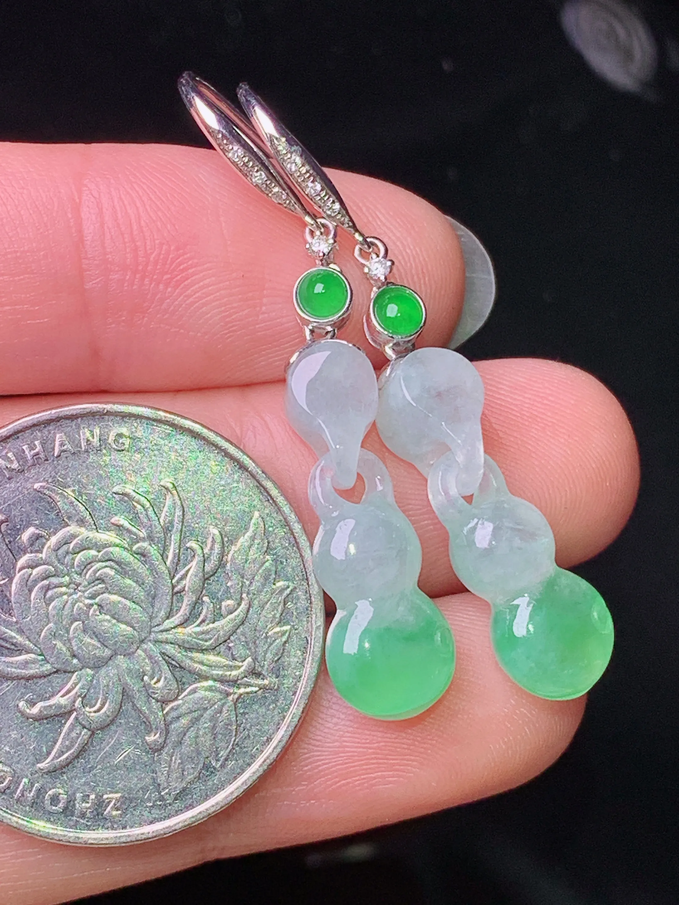 18k金钻镶嵌葫芦耳坠 玉质细腻 色泽清新艳丽 整体尺寸39.2*7.5*5