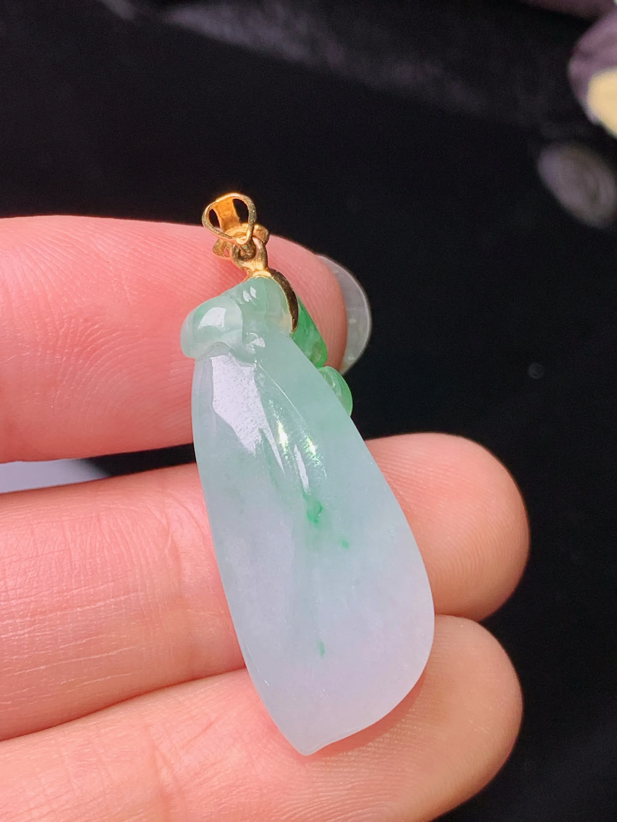 18k金镶嵌飘绿随形吊坠 玉质细腻 色泽清新艳丽 整体尺寸33.7*11.3*8.3