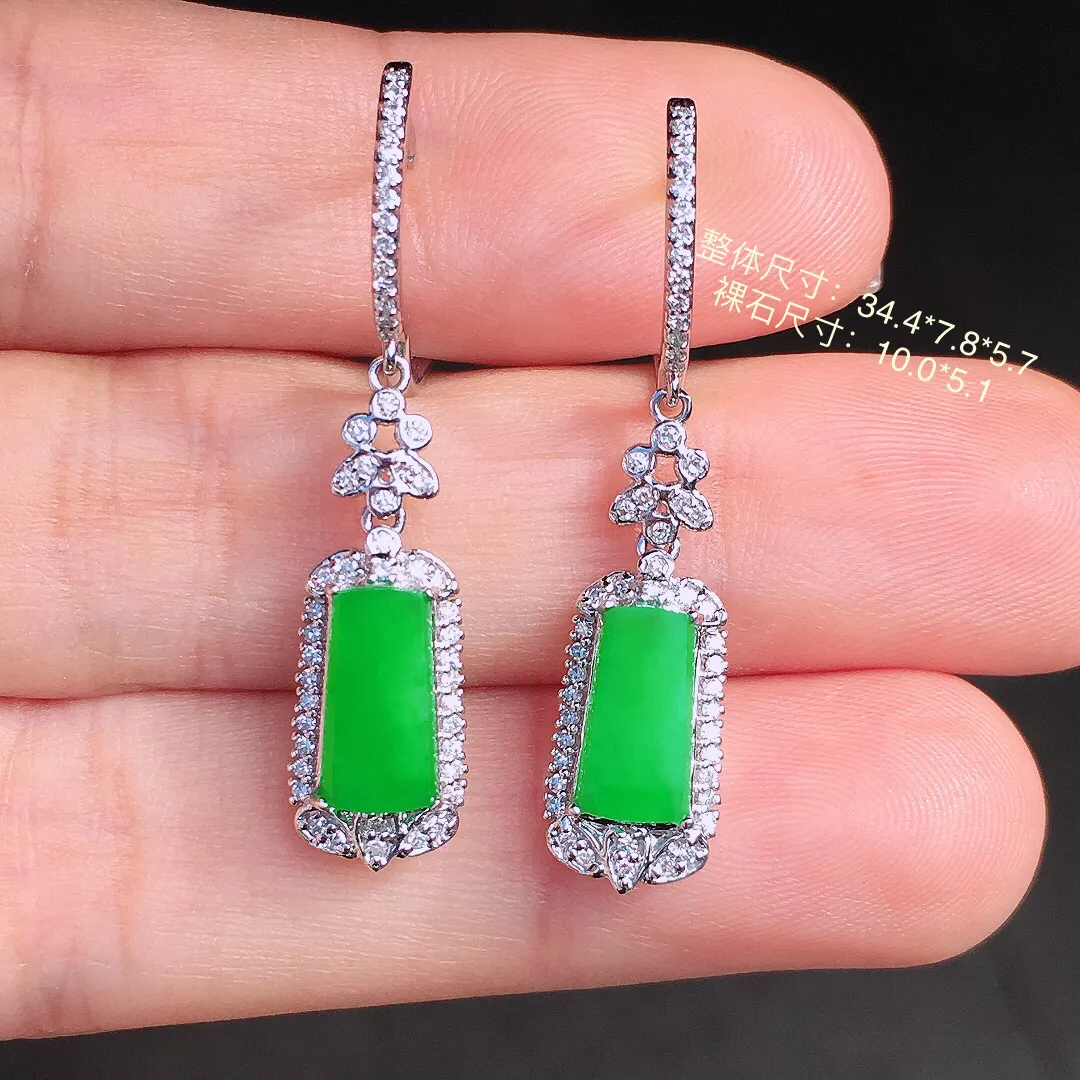 阳绿无事牌耳坠，色泽均匀艳丽，玉质细腻，荧光感超
强，饱满圆润，尽显优雅气质，18k
金豪华镶嵌