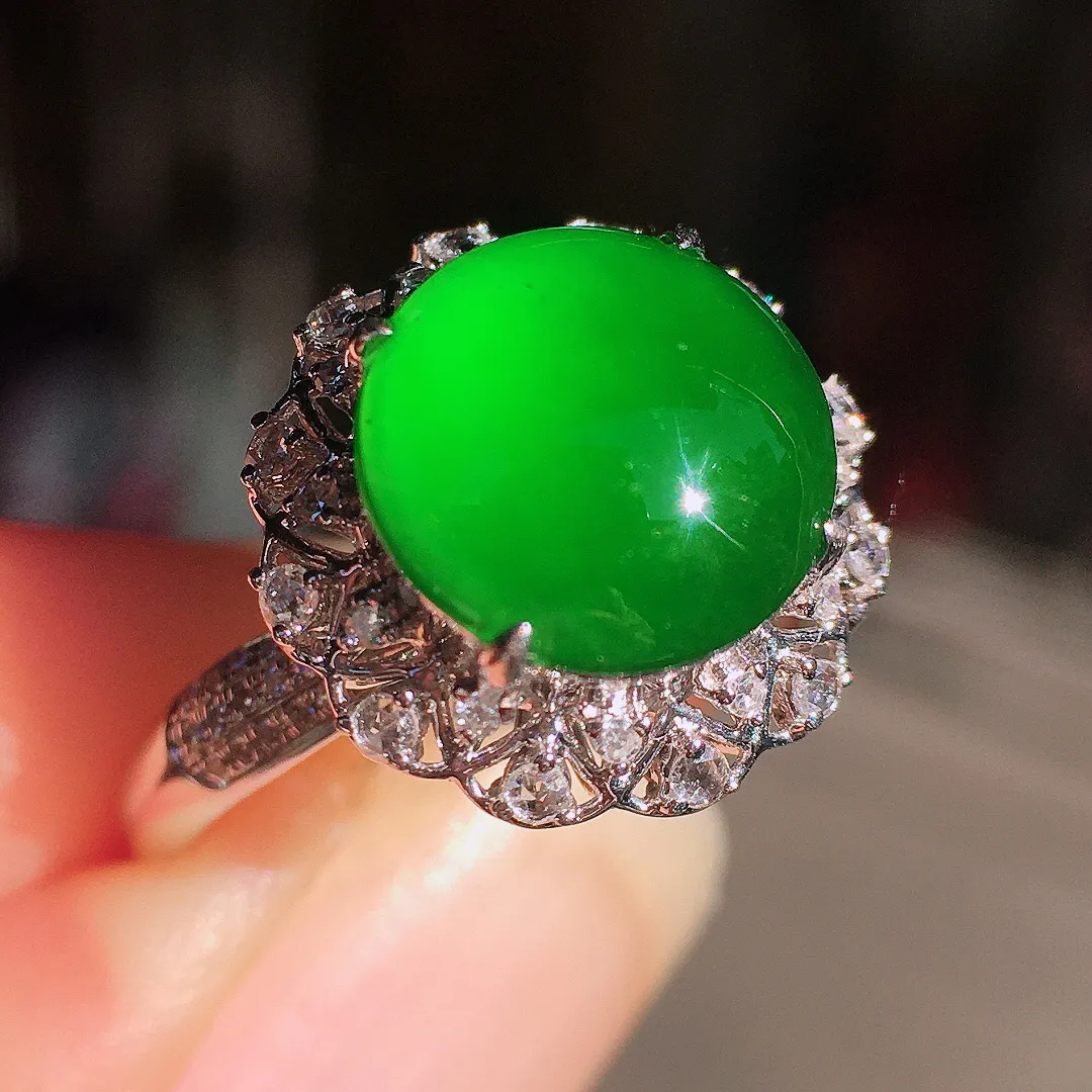 阳绿蛋面戒指，色泽均匀艳丽，玉质细腻，荧光感超
强，饱满圆润，尽显优雅气质，18k
金豪华镶嵌