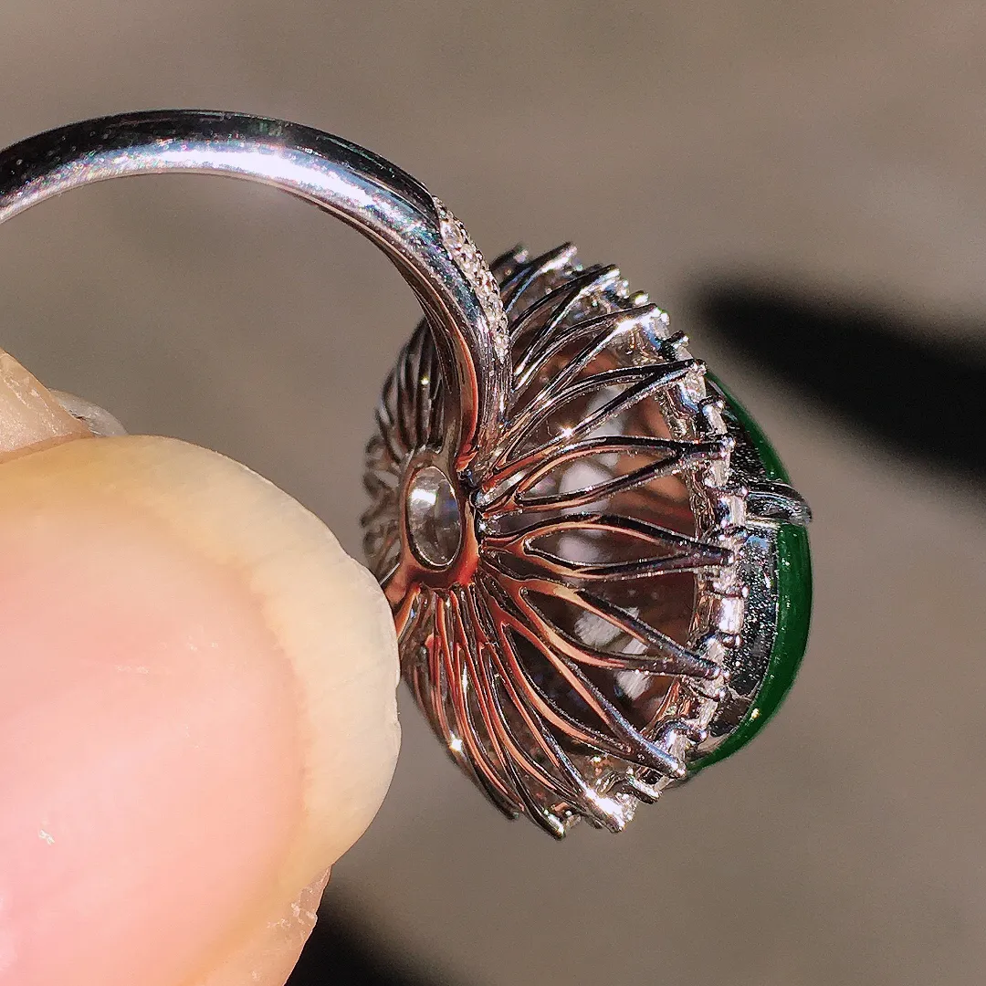 阳绿蛋面戒指，色泽均匀艳丽，玉质细腻，荧光感超
强，饱满圆润，尽显优雅气质，18k
金豪华镶嵌