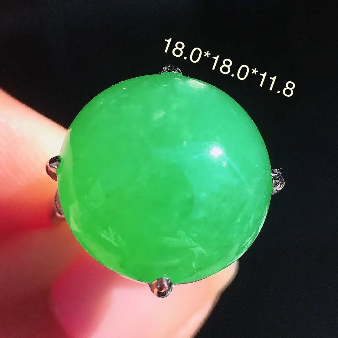 阳绿蛋面戒指，色泽均匀艳丽，玉质细腻，荧光感超
强，饱满圆润，尽显优雅气质，18k
金豪华镶嵌