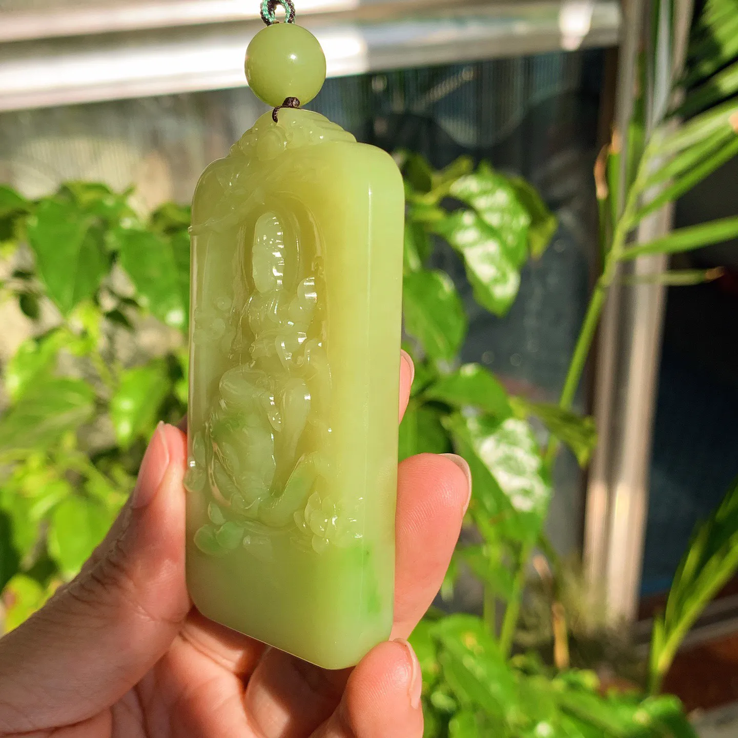 新疆和田玉若羌黄口料翠青普贤菩萨牌子挂件。尺寸80/45/12重93.8克。玉质细腻油润。手推出油。