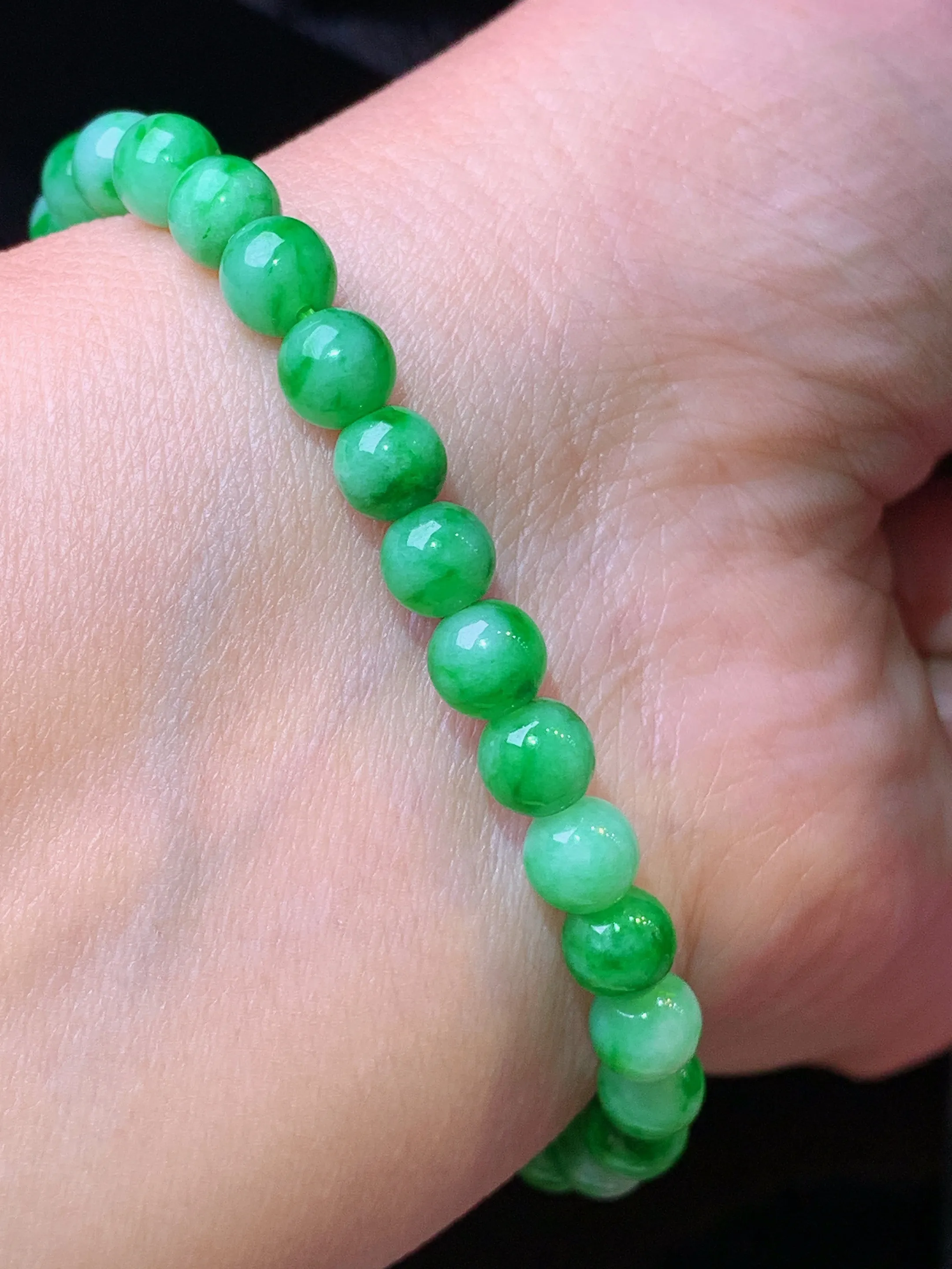 翠绿圆珠手链 玉质细腻 色泽清新 艳丽 整体尺寸5.6
