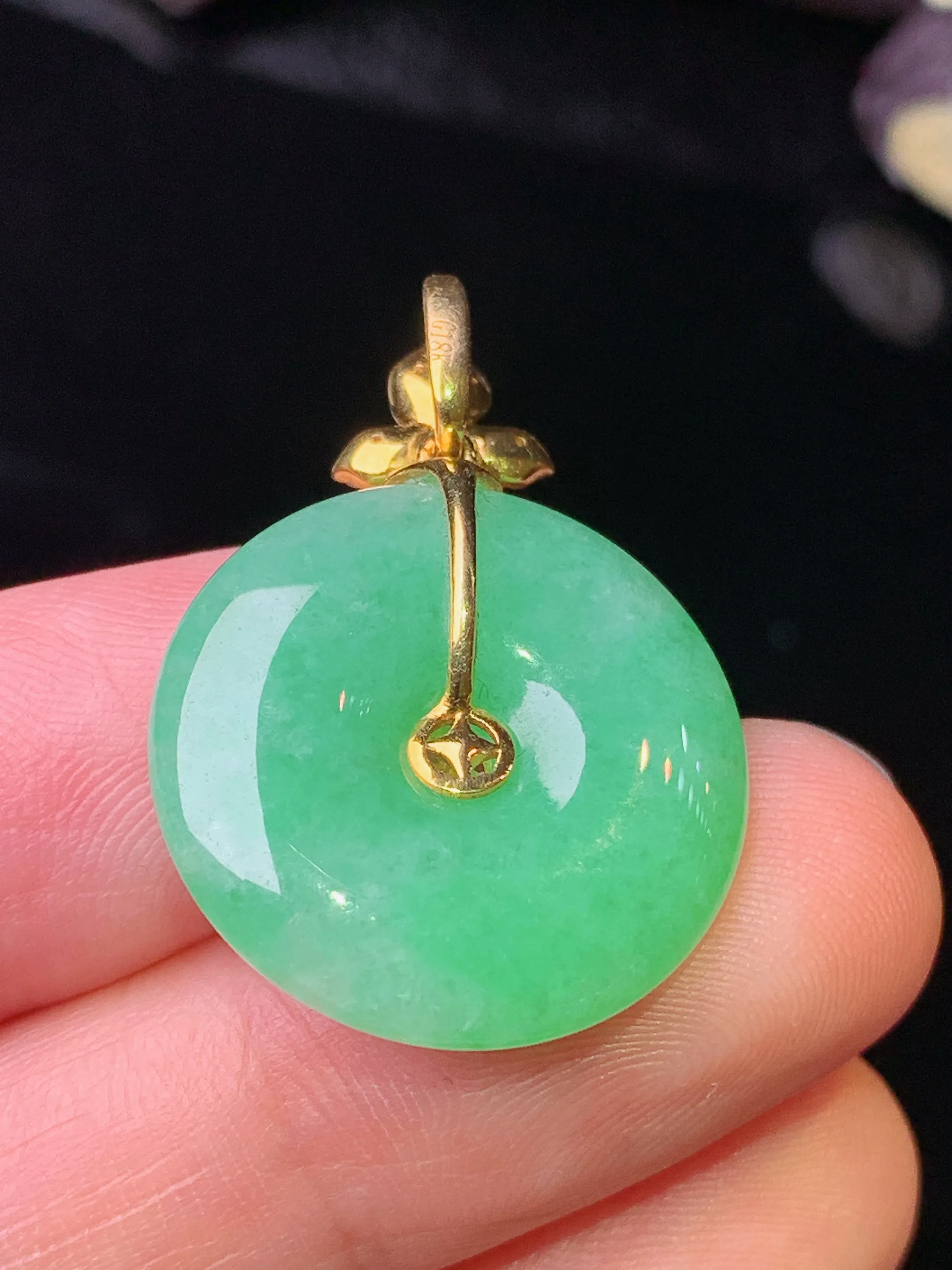 18k金钻镶嵌翠绿平安扣吊坠 玉质细腻 色泽清新艳丽 整体尺寸28.5*20.3*5