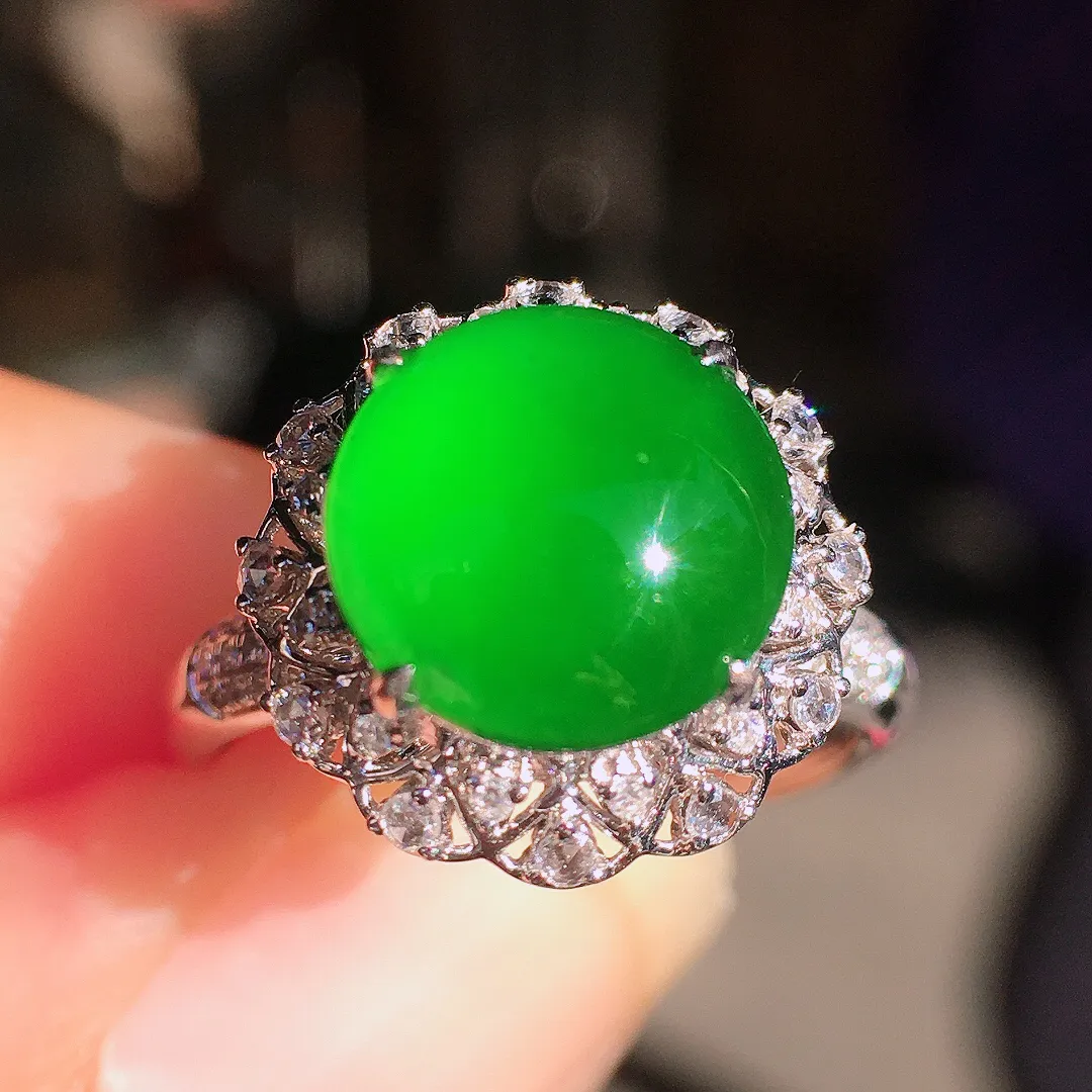 阳绿蛋面戒指，色泽均匀艳丽，玉质细腻，荧光感超
强，饱满圆润，尽显优雅气质，18k
金豪华镶嵌