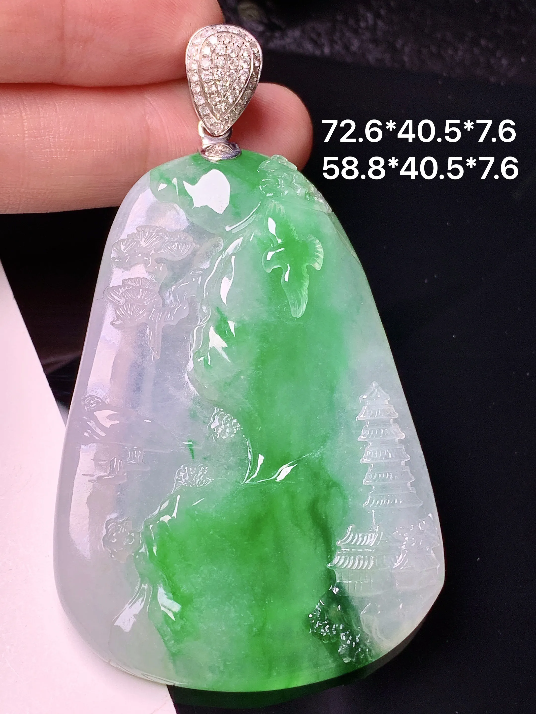 18k金钻镶嵌飘绿山水牌子吊坠 玉质细腻 色泽清新艳丽 整体尺寸72.6*40.5*7.6
