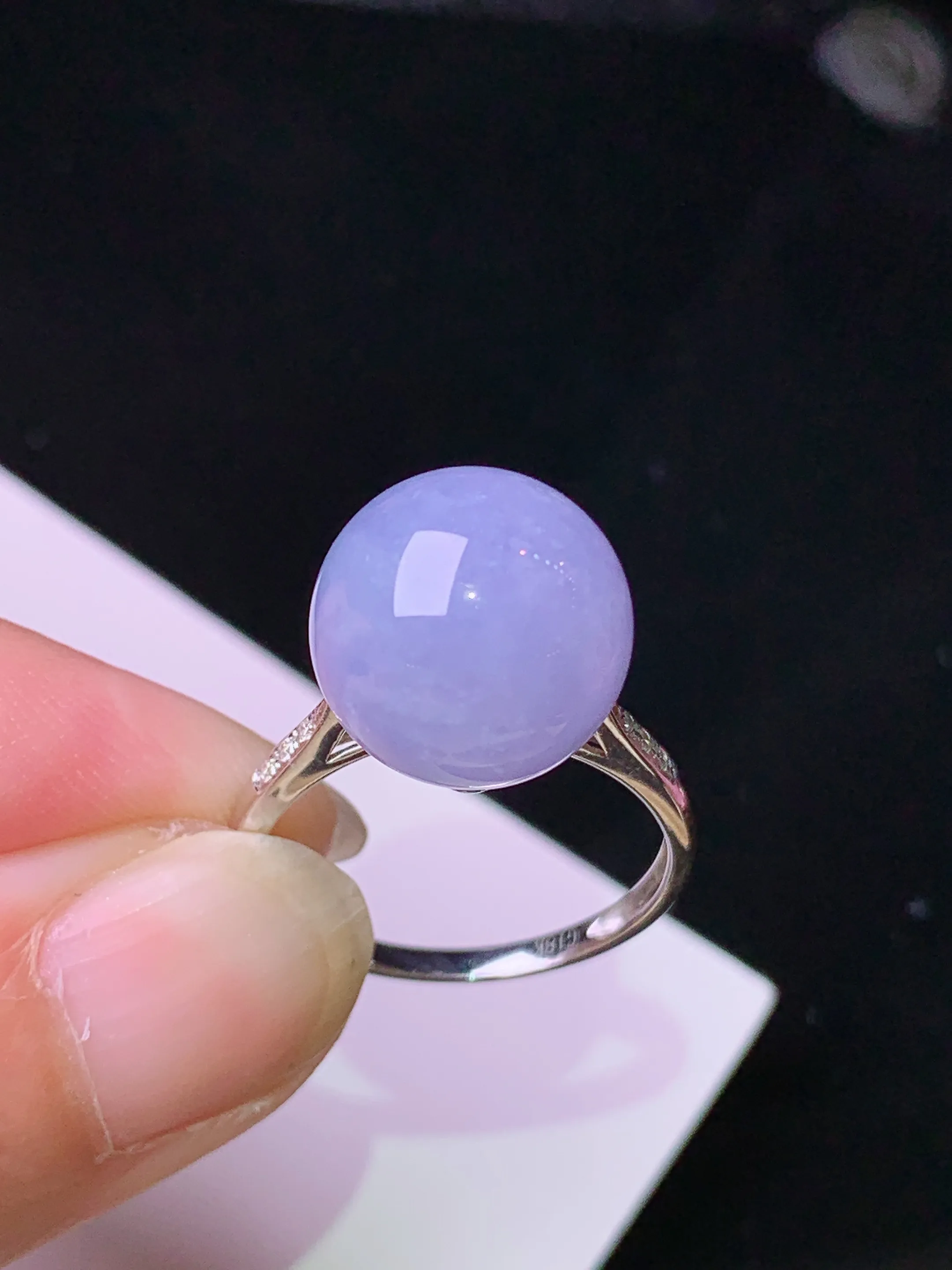 18k金钻镶嵌紫罗兰圆珠戒指 玉质细腻 色泽清新艳丽 圈口14 整体尺寸12.2