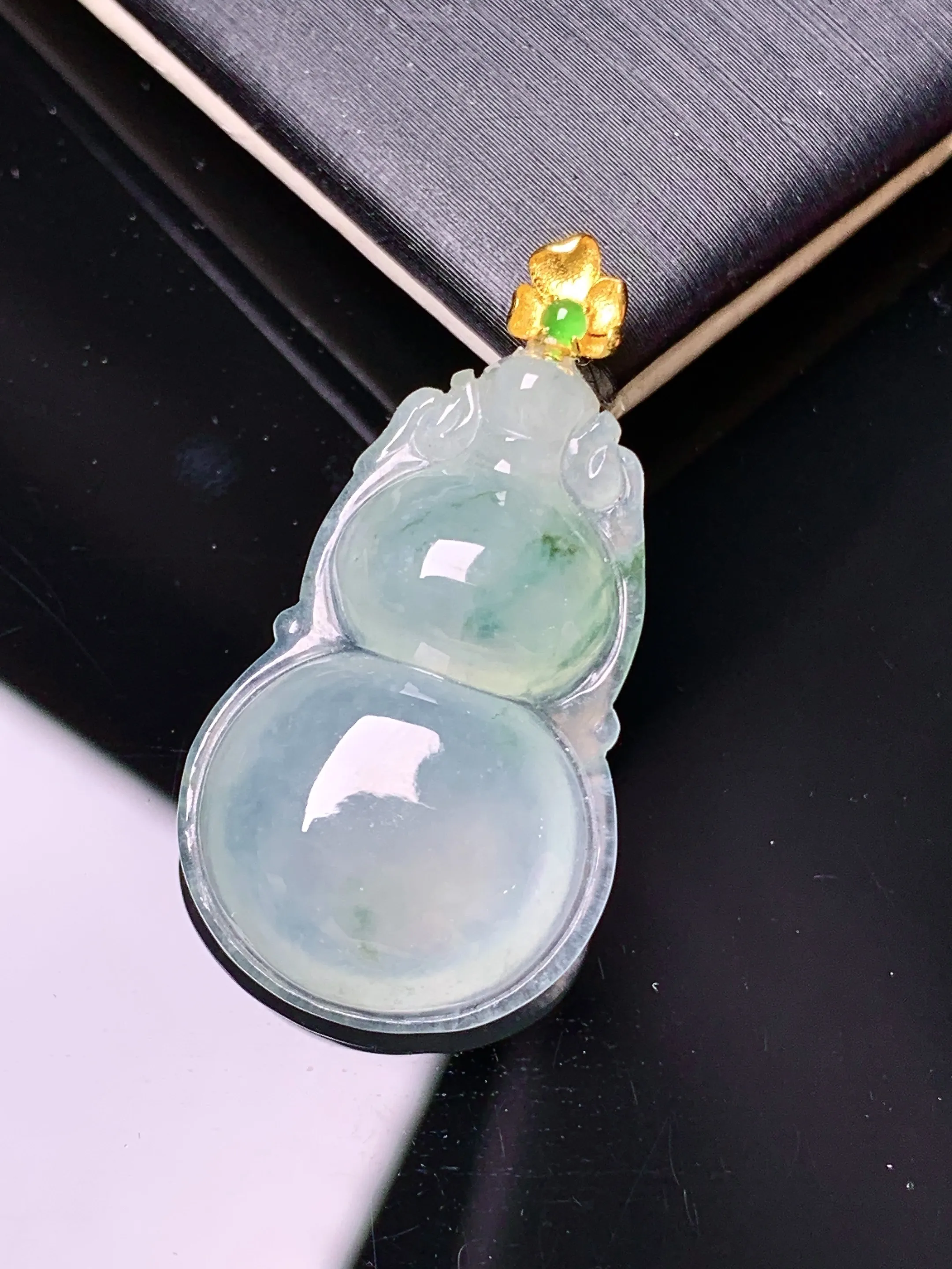 18k金镶嵌冰种葫芦吊坠 玉质细腻 色泽清新艳丽 整体尺寸30.9*16.7*5.7