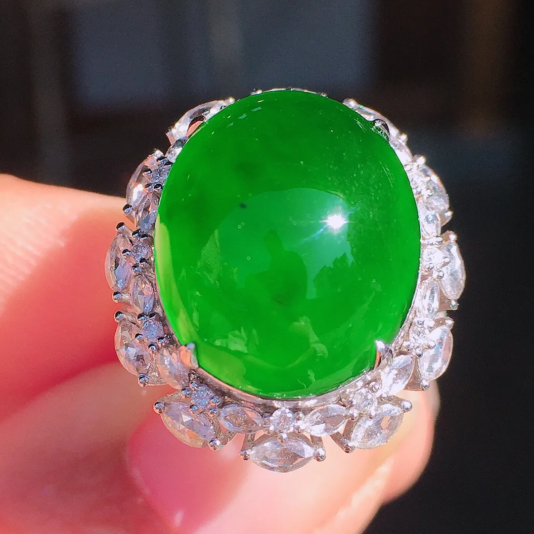 阳绿蛋面戒指，色泽均匀艳丽，玉质细腻，荧光感超
强，饱满圆润，尽显优雅气质，18k
金豪华镶嵌