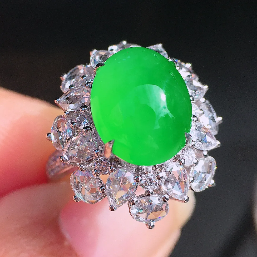 阳绿蛋面戒指，色泽均匀艳丽，玉质细腻，荧光感超
强，饱满圆润，尽显优雅气质，18k
金豪华镶嵌