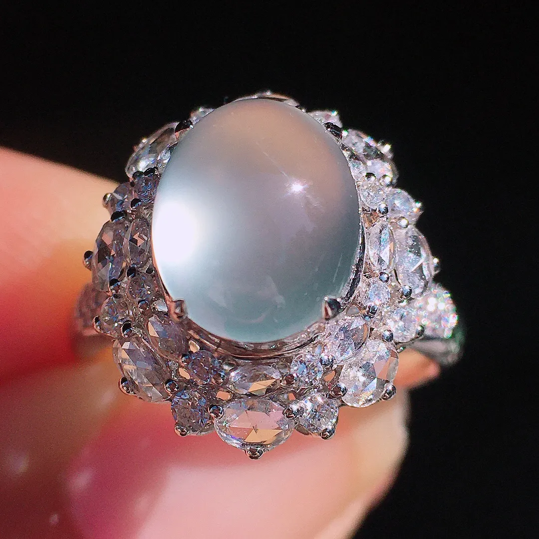 玻璃种蛋面戒指，玉质细腻，荧光感超
强，饱满圆润，尽显优雅气质，18k
金豪华镶嵌