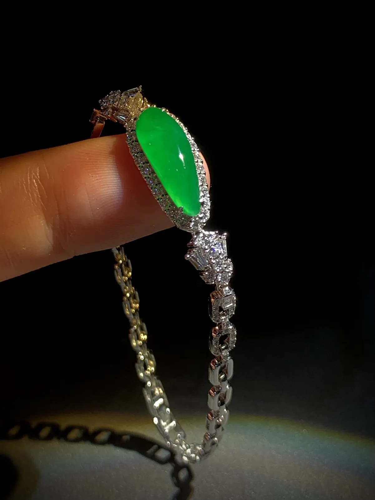 特色随形瓜型手链，裸石18-6.5-4mm，
总长160mm，9.76g，18K金，南非钻，