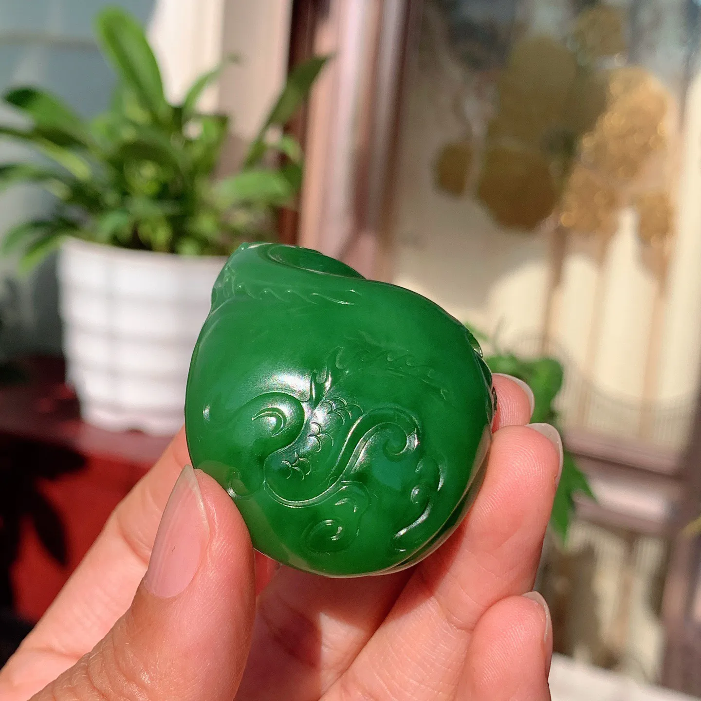 和田玉七号矿红皮料俄罗斯碧玉龙佑一方挂件。尺寸55/40/22重66克。玉质细腻油润。手推出油。品相大气。lt251120