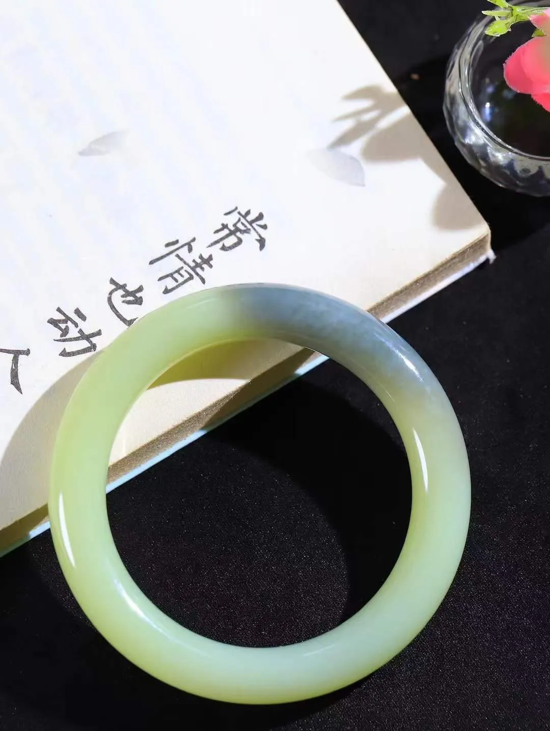 【情有独钟.手镯】

精品和田玉双色手镯 玉质温润细腻 油性十足 手感舒适，高华雅逸，线条流畅，简约大气，美自天成，素雅高贵。佩戴于腕间，婉约之美，举手投足间透出那低调奢华。重61.7克 内径57mm 尺寸11.6-10.6mm   FDL-791152151