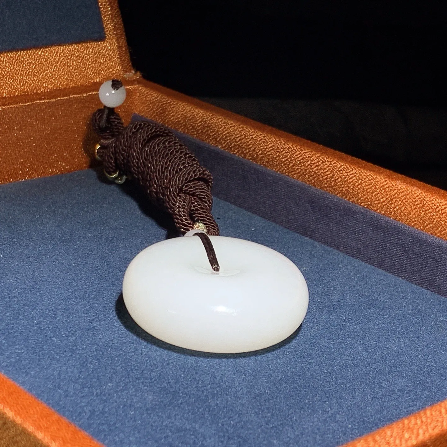 和田玉羊脂白平安扣挂件。尺寸35/13重35.4克。白度一级。玉质细腻油润！手推出油。佩戴高端典雅。lt251119