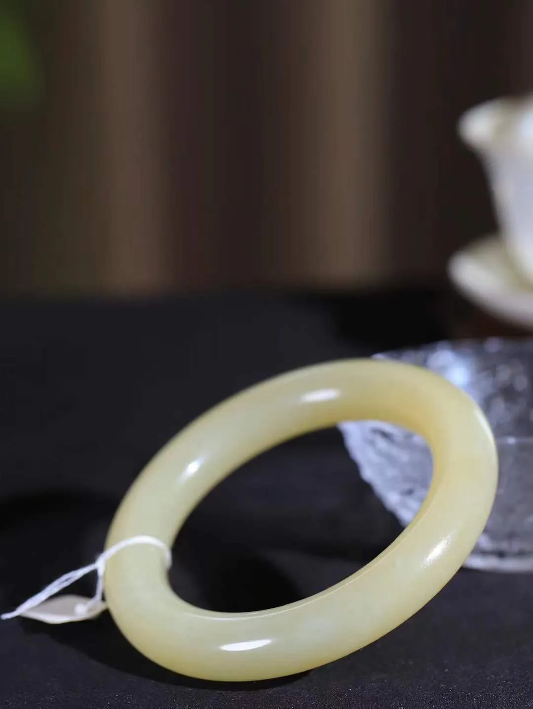 【玉佳人·手镯】

精品️和田玉糖白玉圆条手镯 ，玉质细腻油润，做工细致精美，端庄素雅，亭亭玉立，