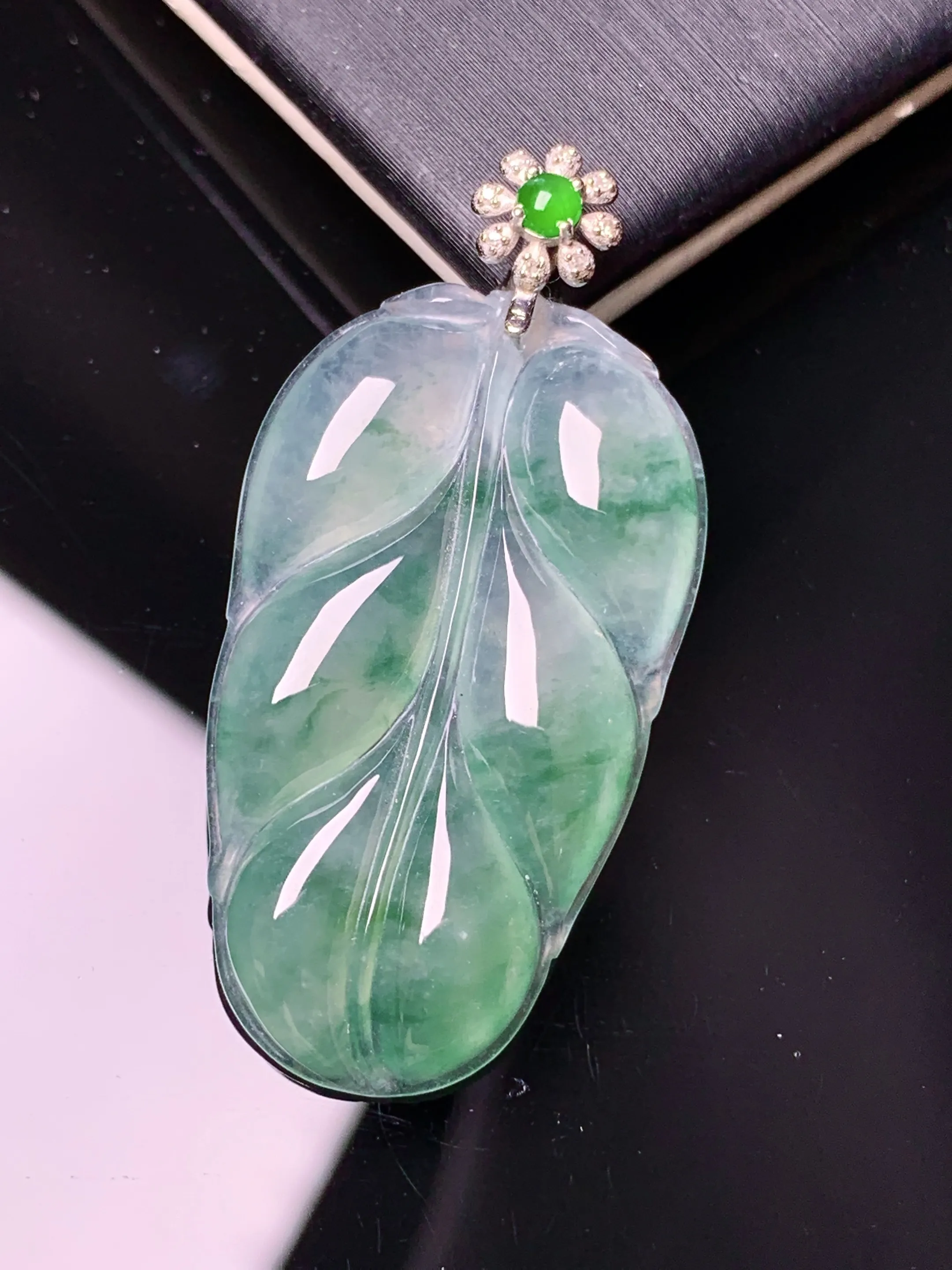 18k金钻镶嵌冰种飘绿树叶吊坠 玉质细腻 色泽清新艳丽 整体尺寸39.8*19.3*3.8