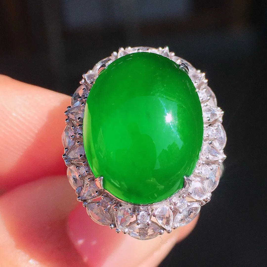 阳绿蛋面戒指，色泽均匀艳丽，玉质细腻，荧光感超
强，饱满圆润，尽显优雅气质，18k
金豪华镶嵌