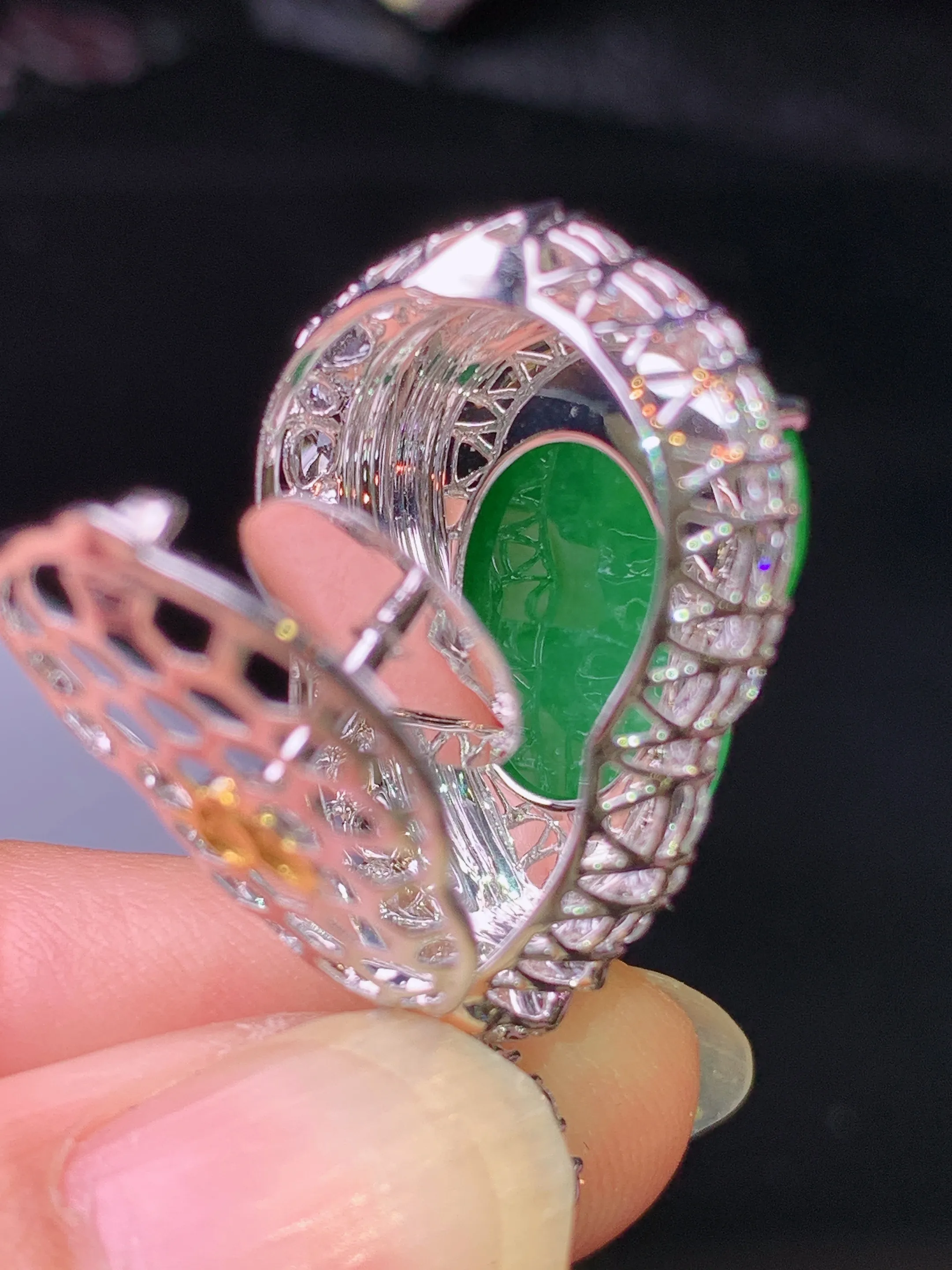 18k金钻镶嵌满绿葫芦吊坠 玉质细腻 色泽清新艳丽 整体尺寸34*18.8*12.5