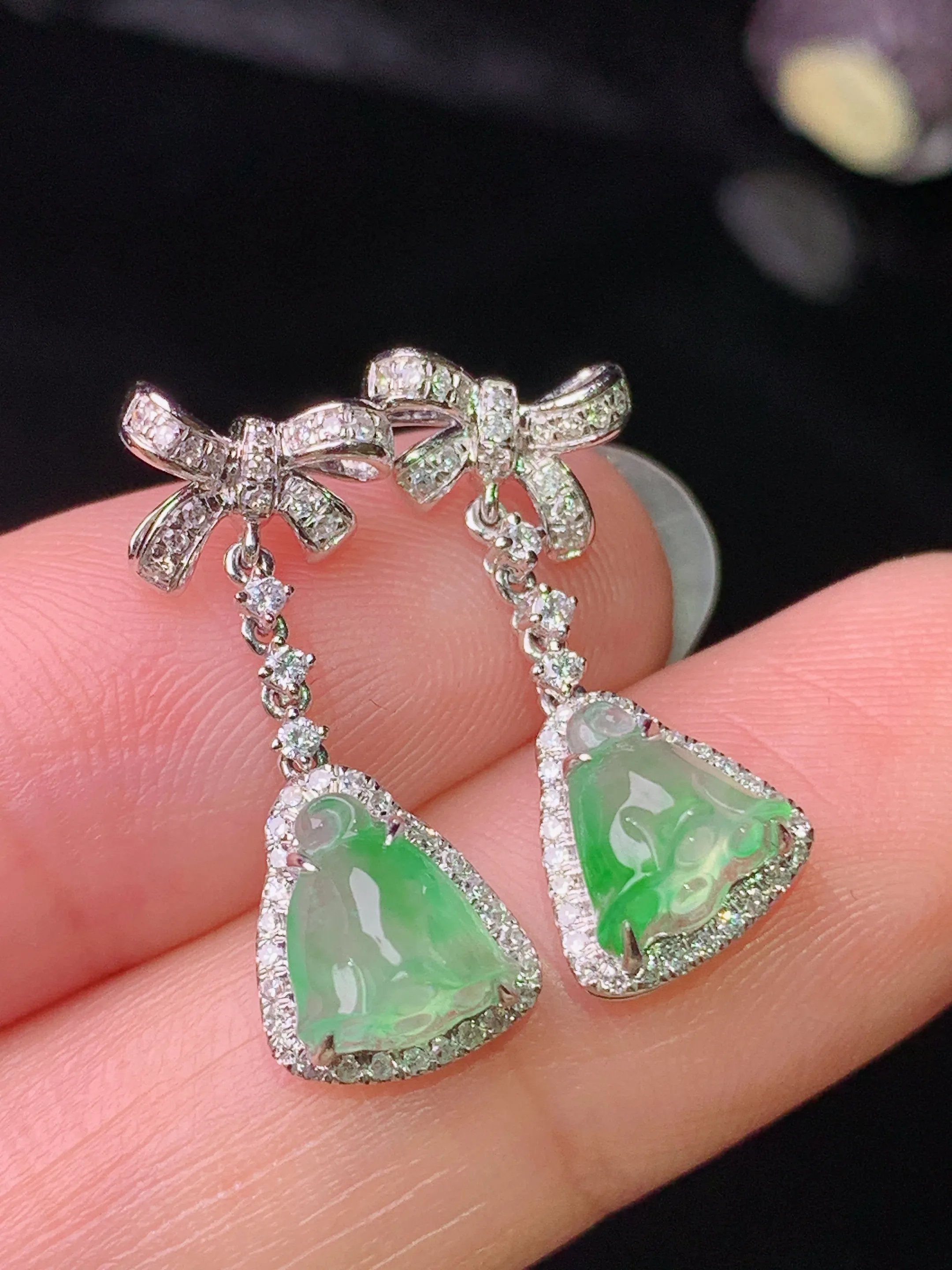 18k金钻镶嵌冰种飘绿莲蓬耳坠 玉质细腻 色泽清新艳丽 整体尺寸21.5*8.3*6.5