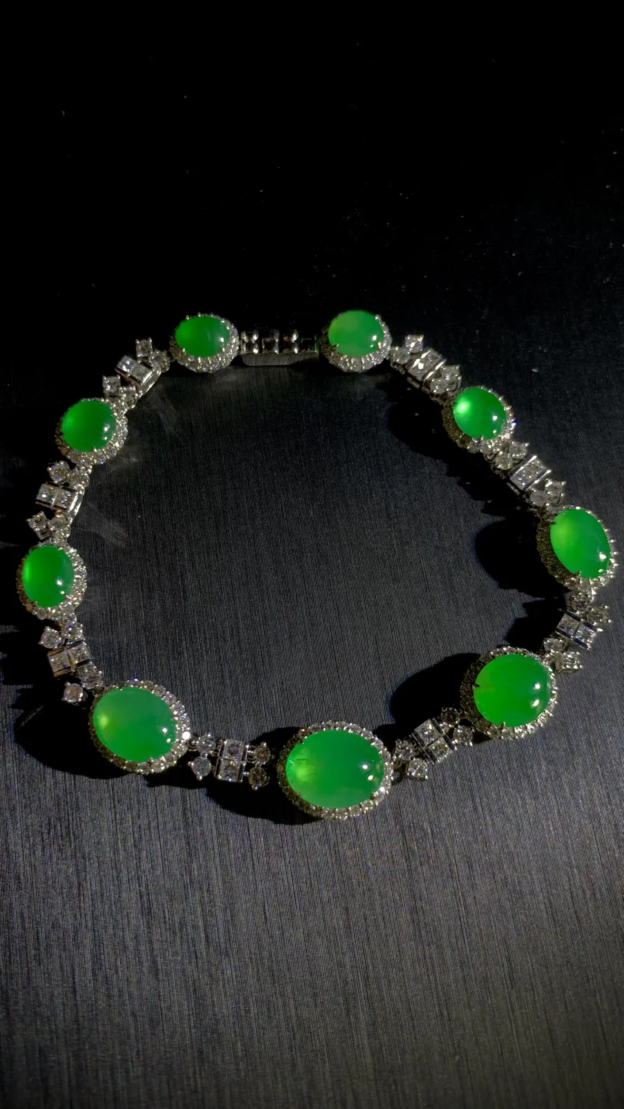 翡翠绿蛋面套装项链手链两用款，
18K金，南非钻，24.32g，手链总长约185mm，