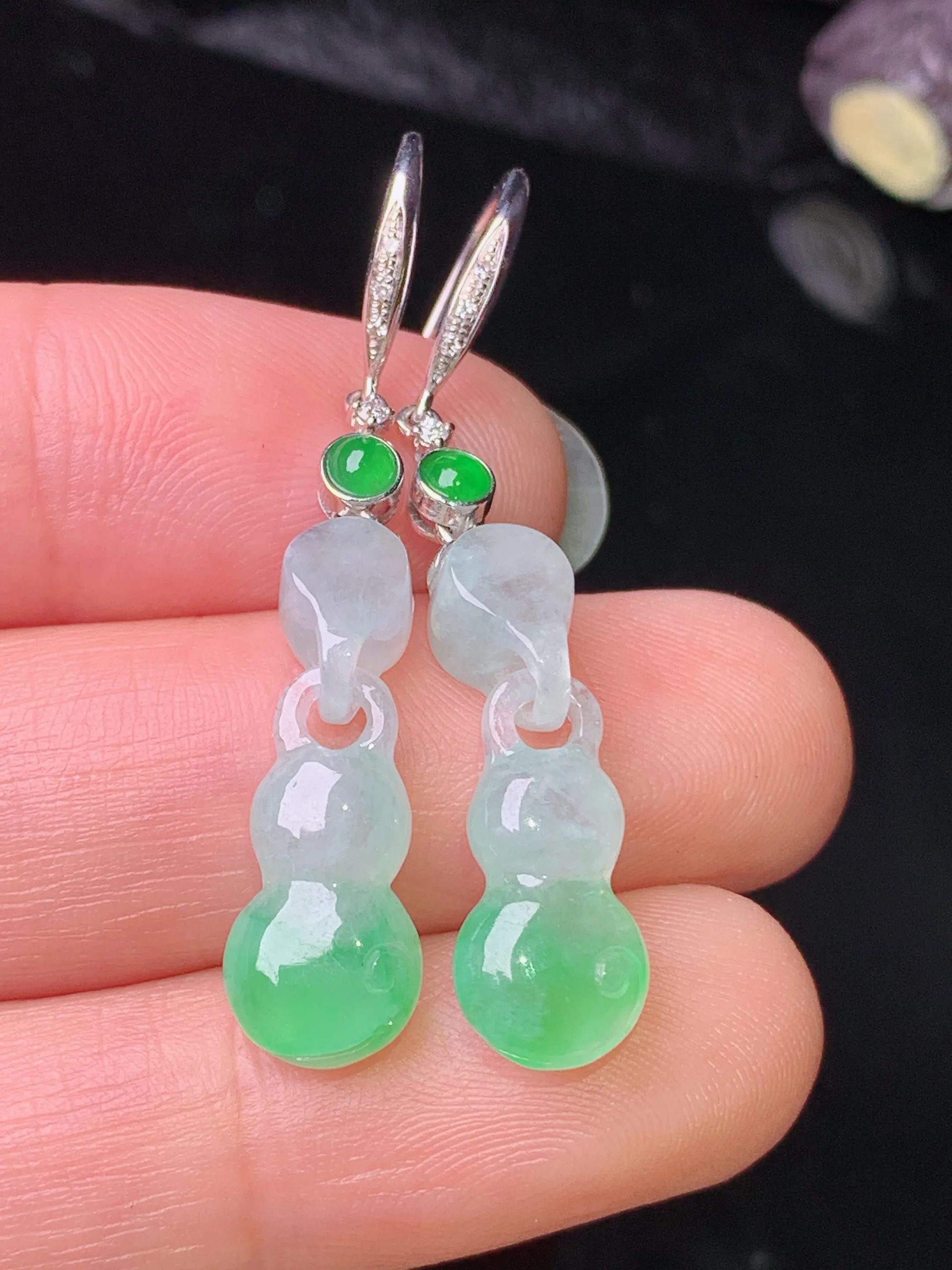 18k金钻镶嵌葫芦耳坠 玉质细腻 色泽清新艳丽 整体尺寸39.2*7.5*5