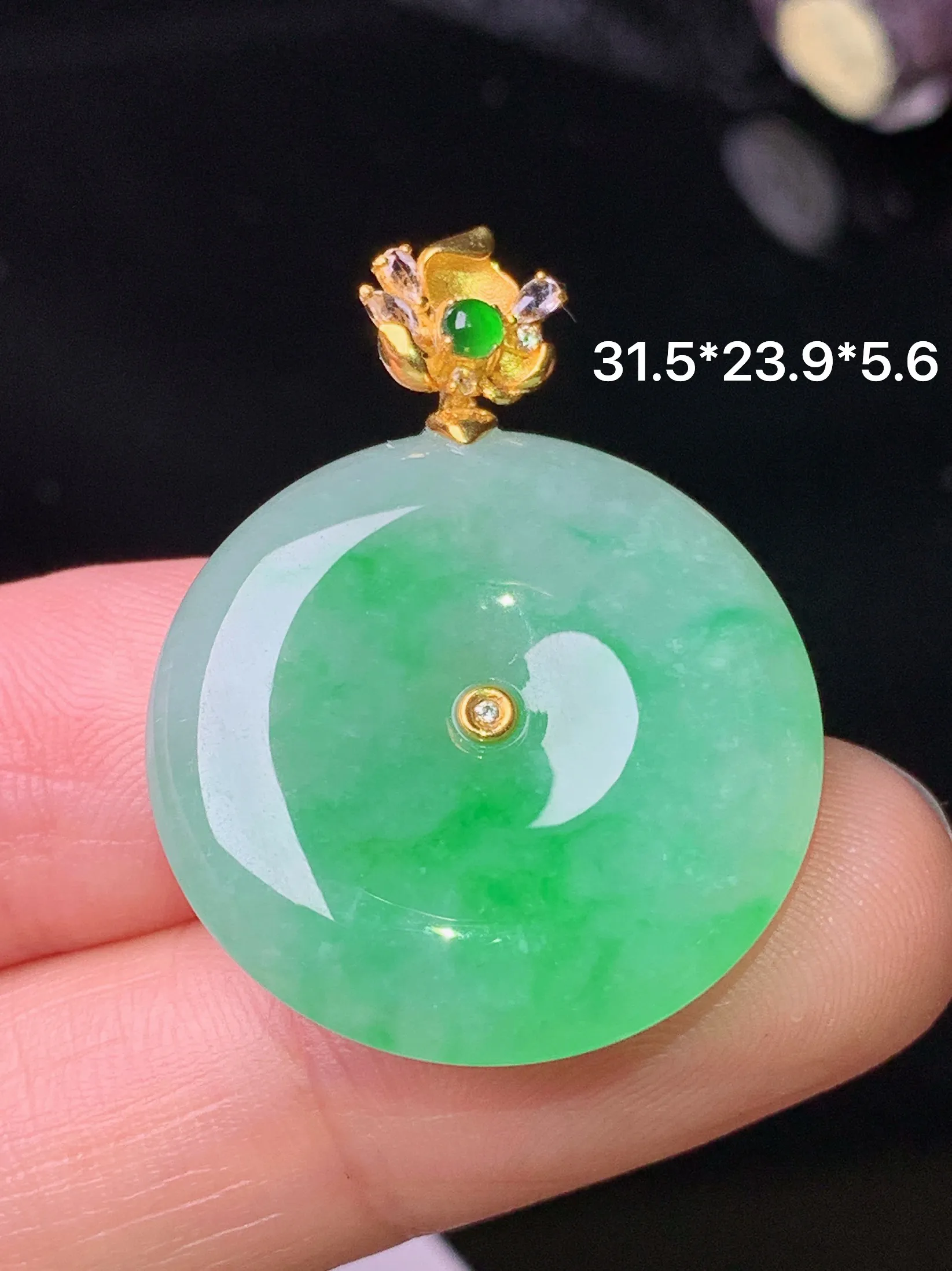 18k金钻镶嵌翠绿平安扣吊坠 玉质细腻 色泽清新艳丽 整体尺寸31.5*23.9*5.6
