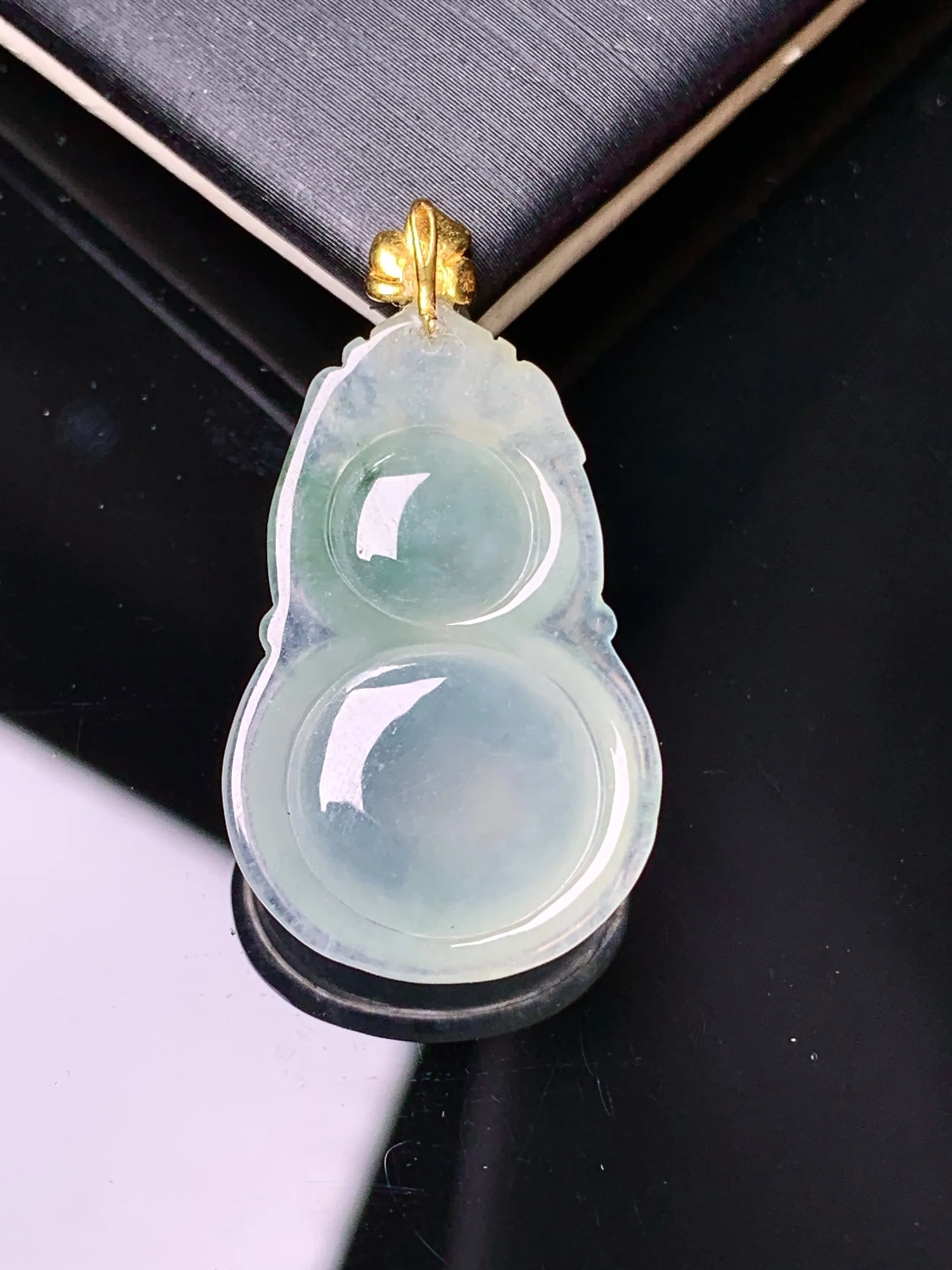 18k金镶嵌冰种葫芦吊坠 玉质细腻 色泽清新艳丽 整体尺寸30.9*16.7*5.7