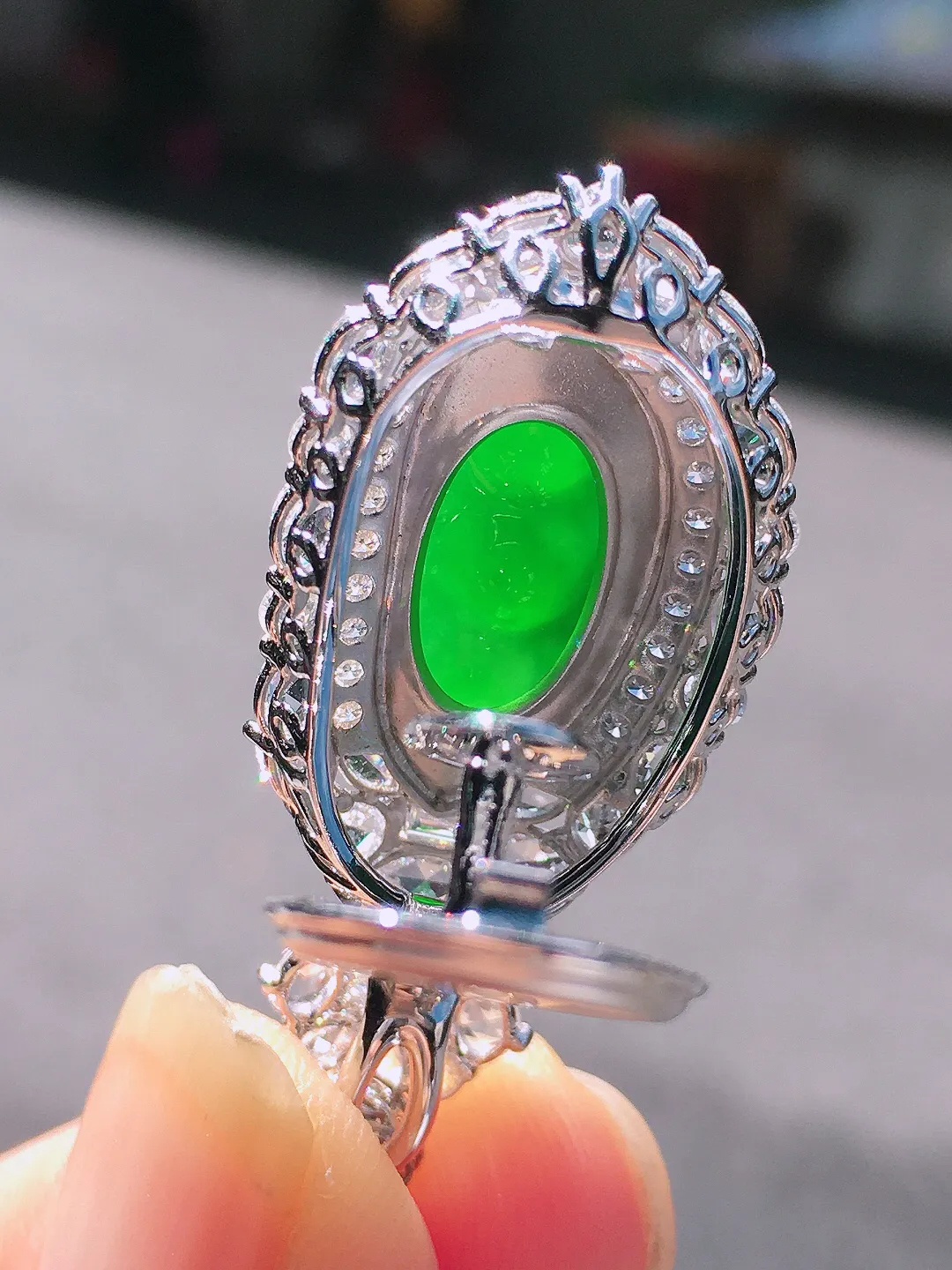 阳绿福豆吊坠，色泽均匀艳丽，玉质细腻，荧光感超
强，饱满圆润，尽显优雅气质，18k
金豪华镶嵌