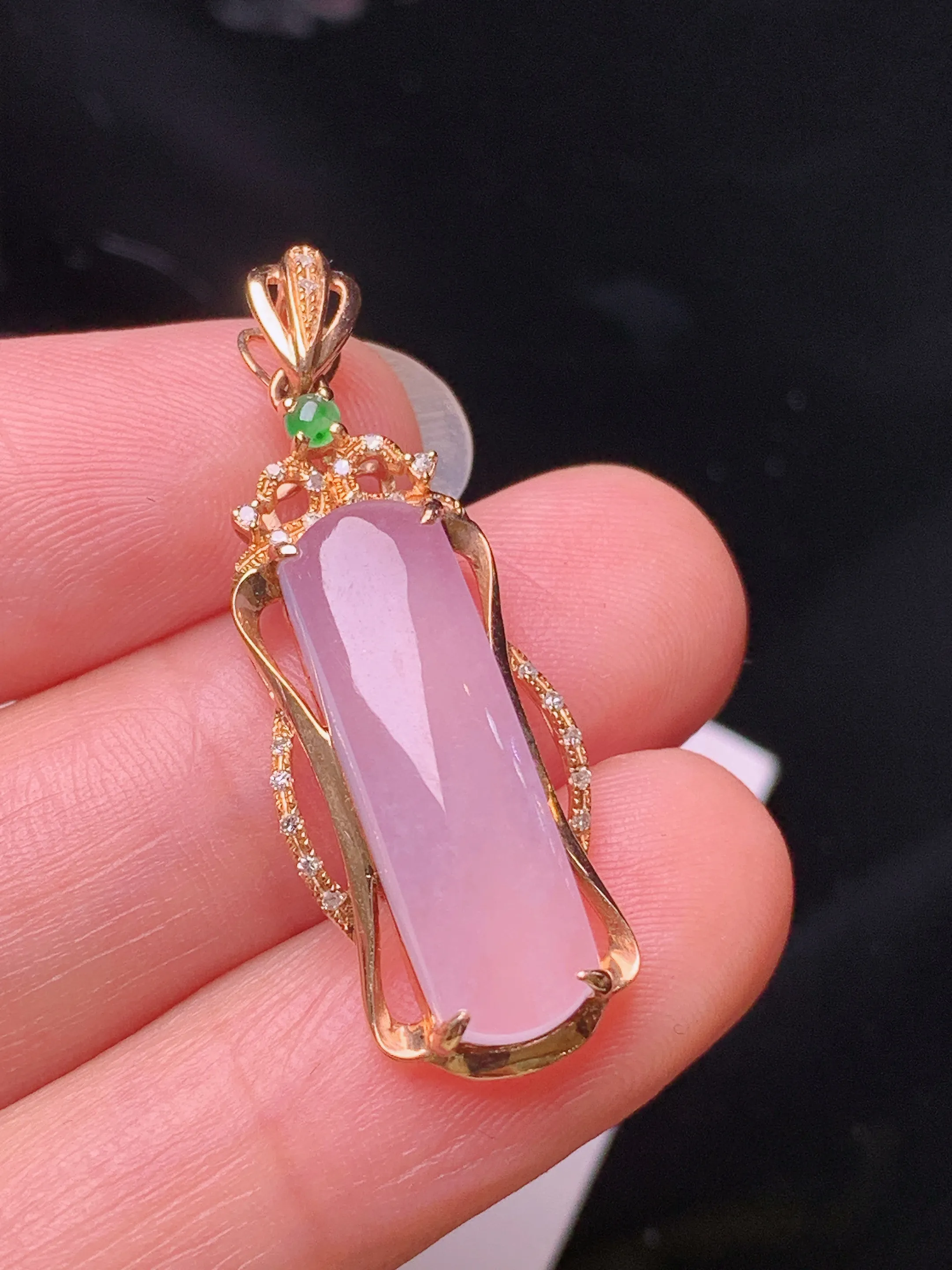 18k金钻镶嵌淡粉无事牌吊坠 玉质细腻 色泽清新艳丽 整体尺寸33.5*12*6.8