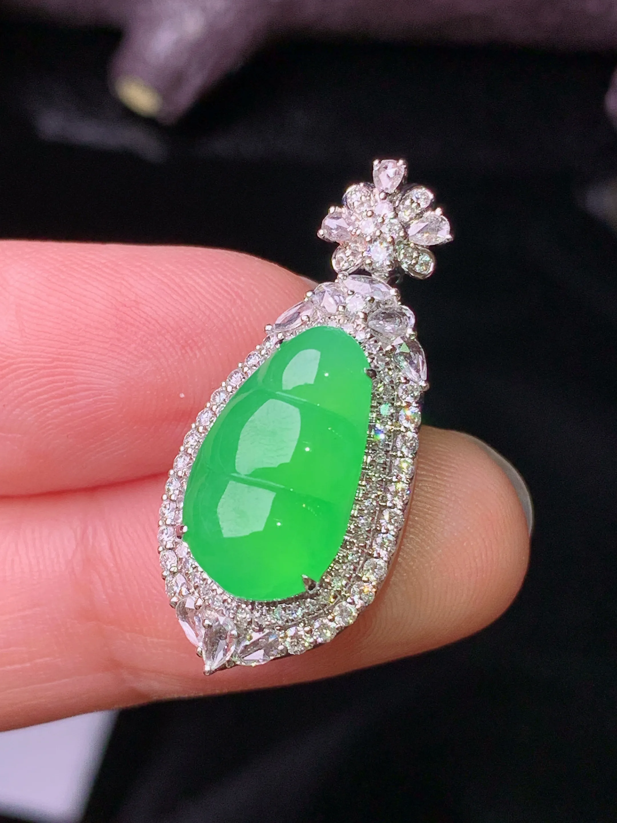 18k金钻镶嵌翠绿四季豆吊坠 玉质细腻 色泽清新艳丽 整体尺寸29.3*13*10.5