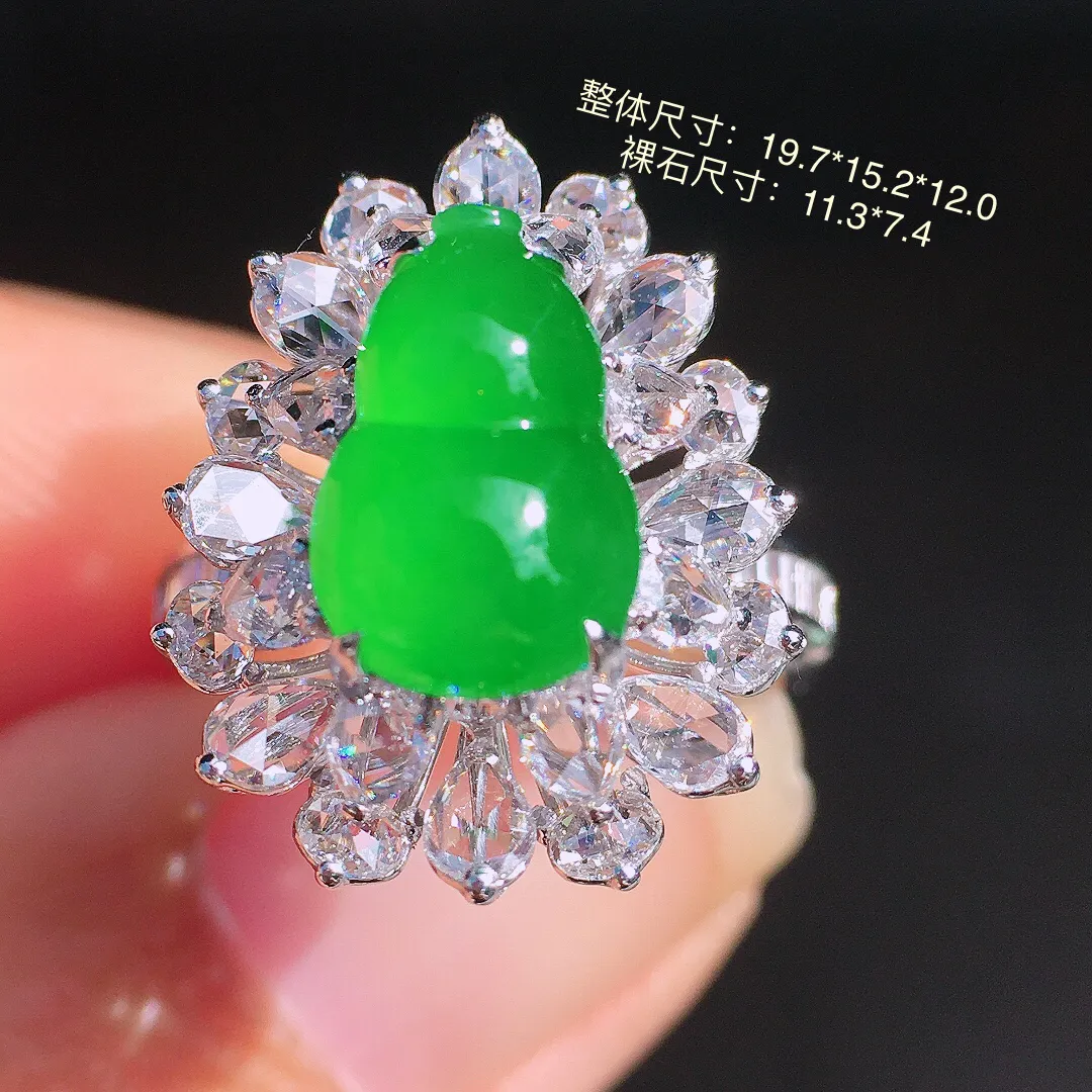阳绿葫芦戒指，色泽均匀艳丽，玉质细腻，荧光感超
强，饱满圆润，尽显优雅气质，18k
金豪华镶嵌