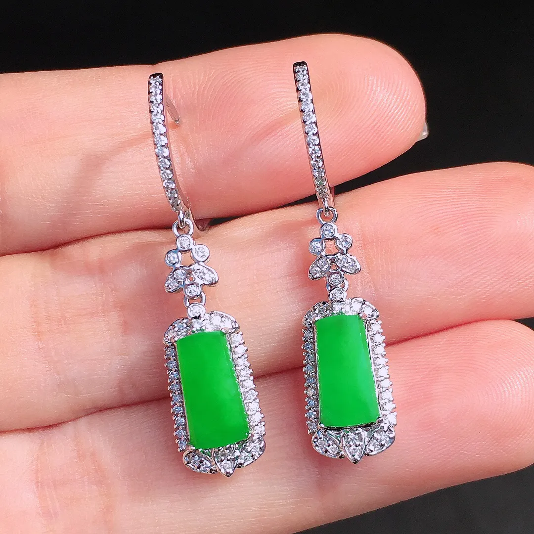 阳绿无事牌耳坠，色泽均匀艳丽，玉质细腻，荧光感超
强，饱满圆润，尽显优雅气质，18k
金豪华镶嵌