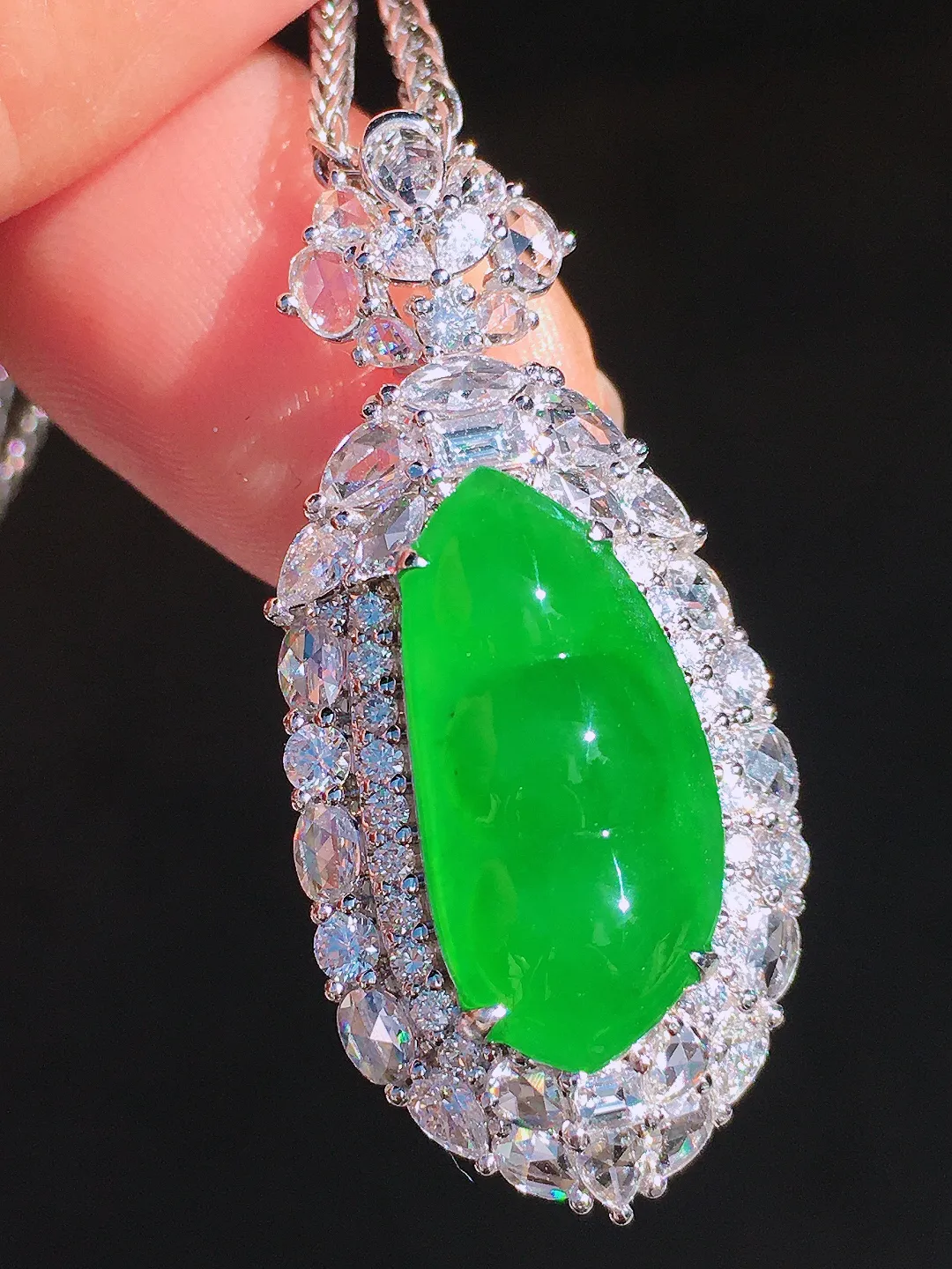 阳绿福豆吊坠，色泽均匀艳丽，玉质细腻，荧光感超
强，饱满圆润，尽显优雅气质，18k
金豪华镶嵌