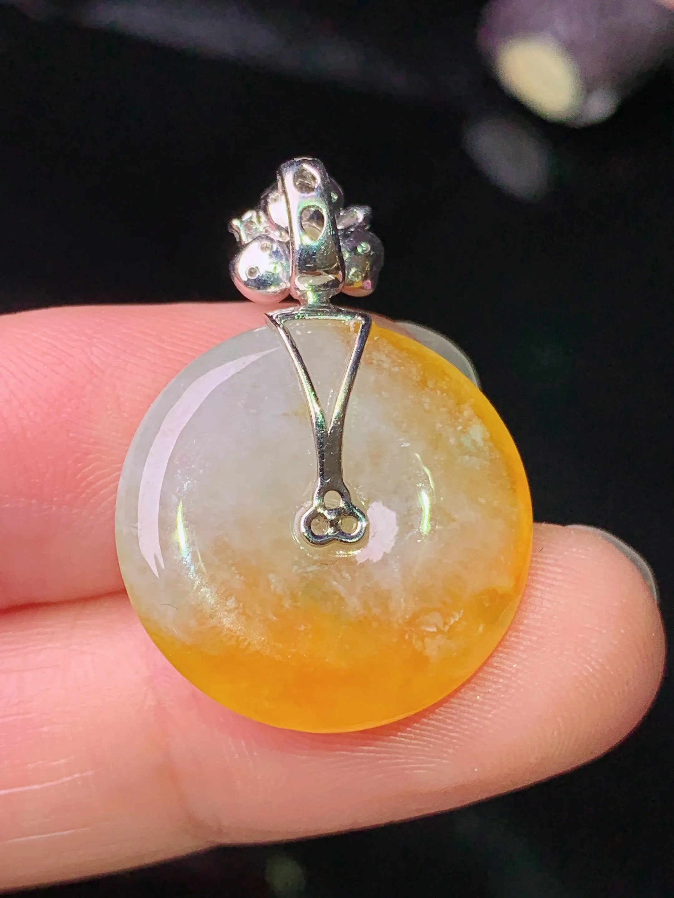 18k金钻镶嵌黄翡平安扣吊坠 玉质细腻 色泽清新艳丽 整体尺寸27.7*19.5*4