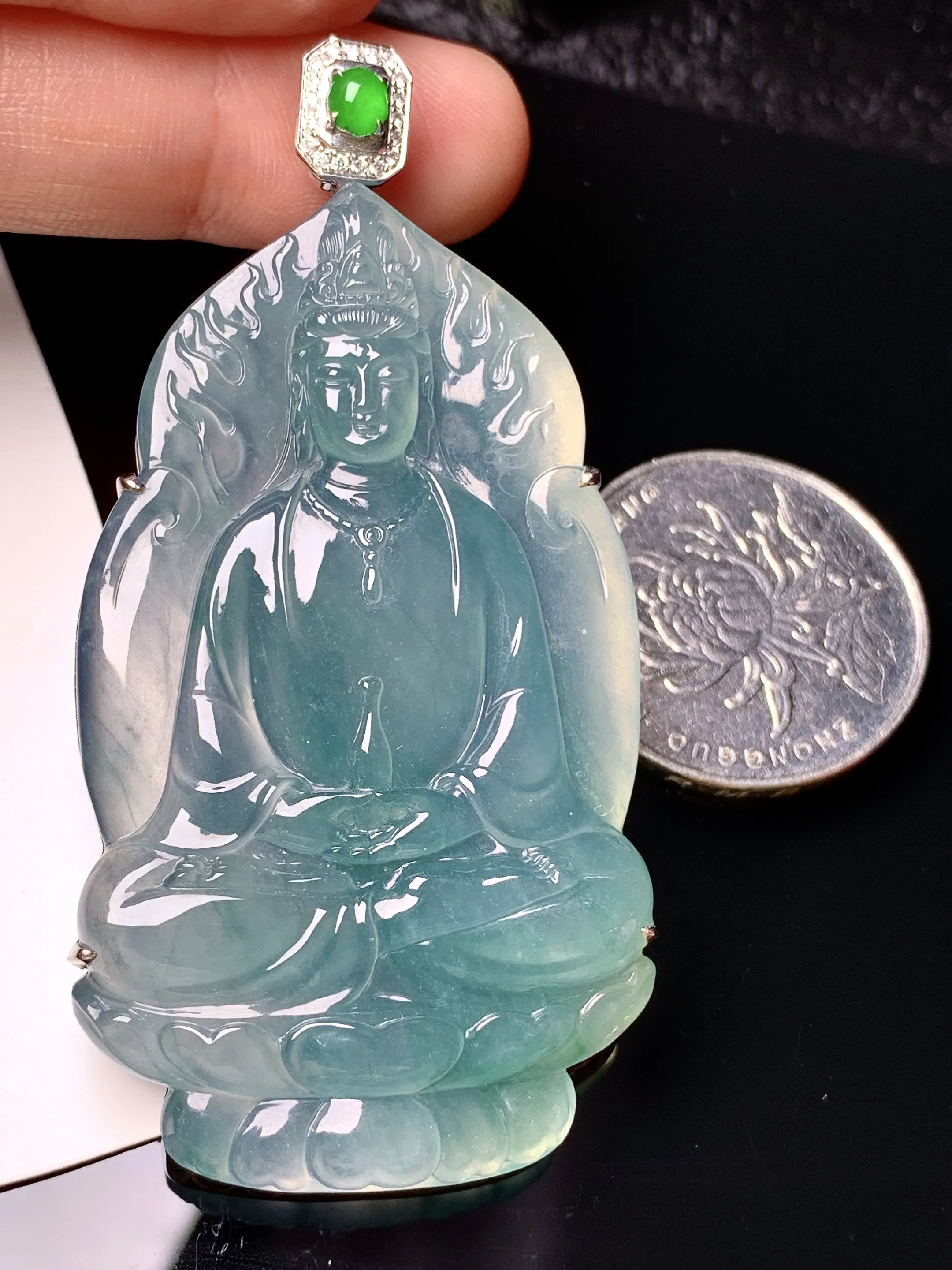 18k金钻镶嵌冰种观音吊坠 玉质细腻 色泽清新艳丽 整体尺寸66.6*34*7.7