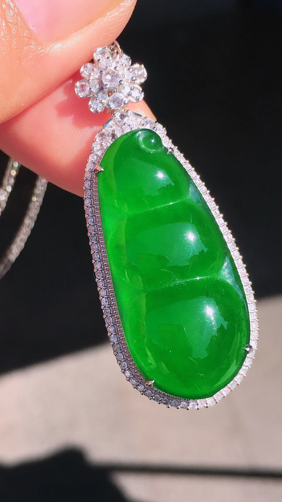 满绿福豆吊坠，色泽均匀浓郁，玉质细腻，荧光感超
强，饱满圆润，尽显优雅气质，18k
金豪华镶嵌