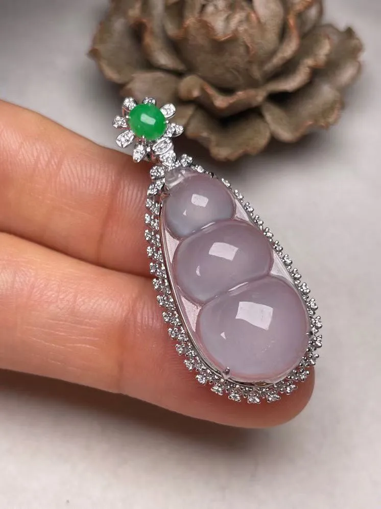 冰种福豆吊坠、真金真钻镶嵌，种水好，玉质细腻 .裸石尺寸 26.8*13.0