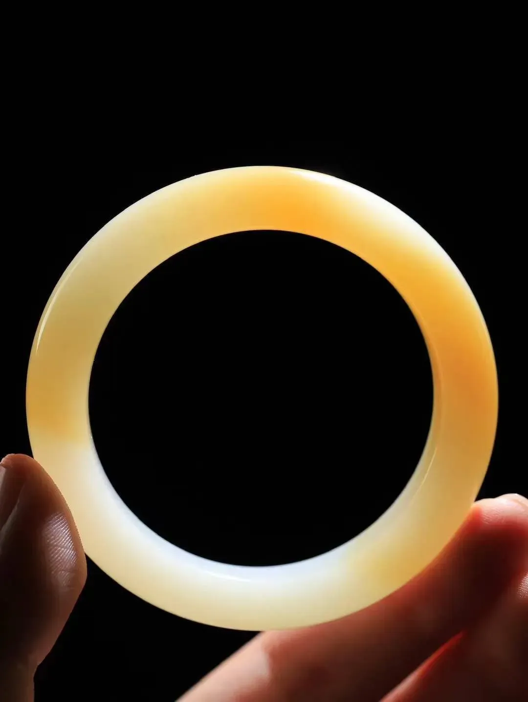 （温柔雅致.手镯）

精品️和田玉糖白玉手镯。镯型饱满，温润细腻，脂润沁香。️执一卷书，沏一盏茶，着一袭裙，戴一只镯。淡淡浅笺，素心若兰，静赏玉中诗画。悠悠岁月，芊手轻摘，盛满诗样芳华。重51.6克   尺寸52.5-11.9-9.5mm    FDL-661102133