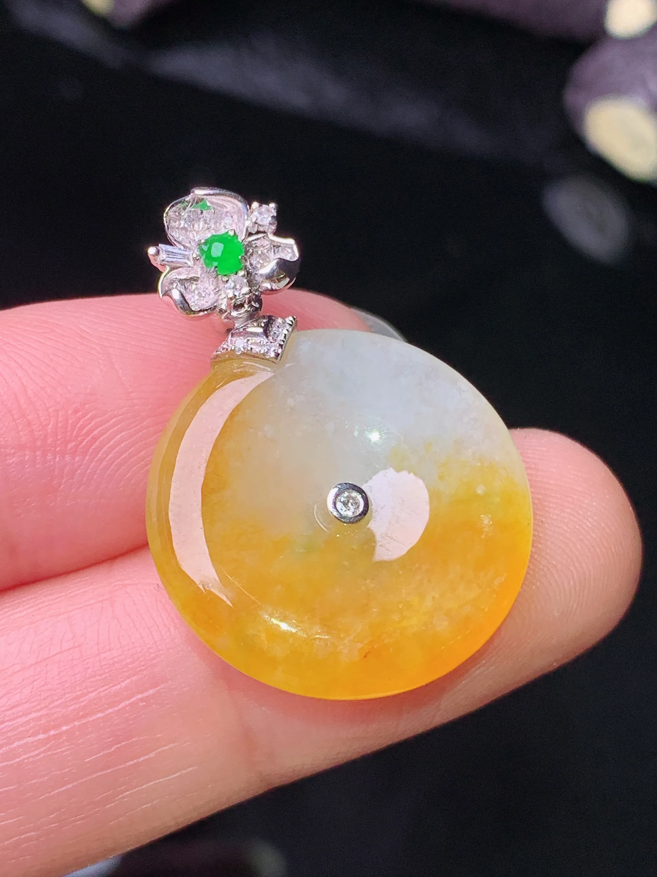 18k金钻镶嵌黄翡平安扣吊坠 玉质细腻 色泽清新艳丽 整体尺寸27.7*19.5*4