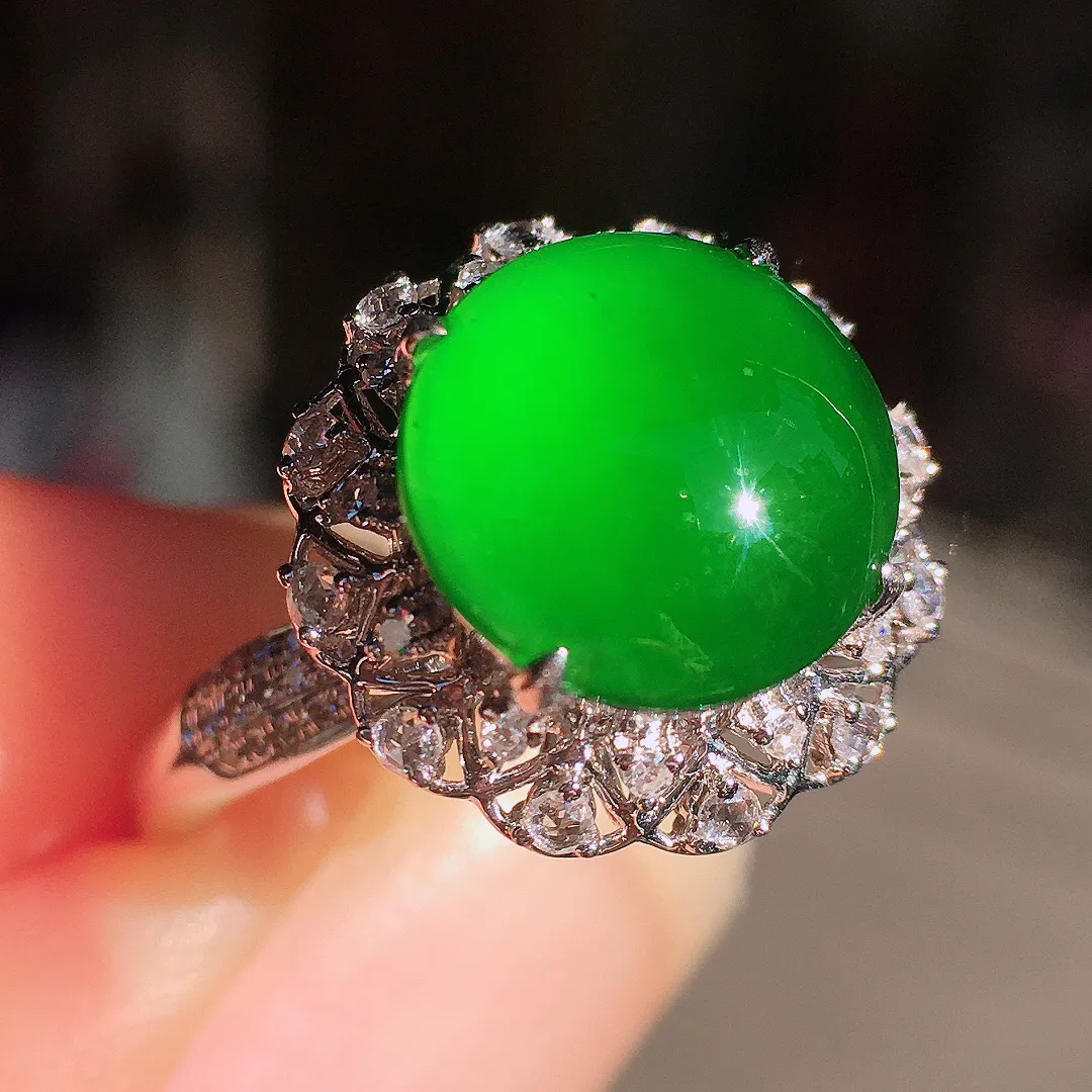 阳绿蛋面戒指，色泽均匀艳丽，玉质细腻，荧光感超
强，饱满圆润，尽显优雅气质，18k
金豪华镶嵌