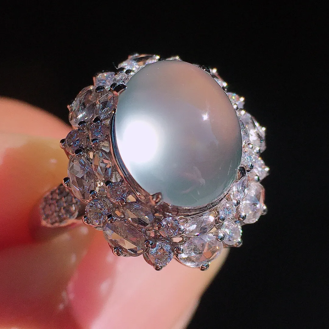 玻璃种蛋面戒指，玉质细腻，荧光感超
强，饱满圆润，尽显优雅气质，18k
金豪华镶嵌